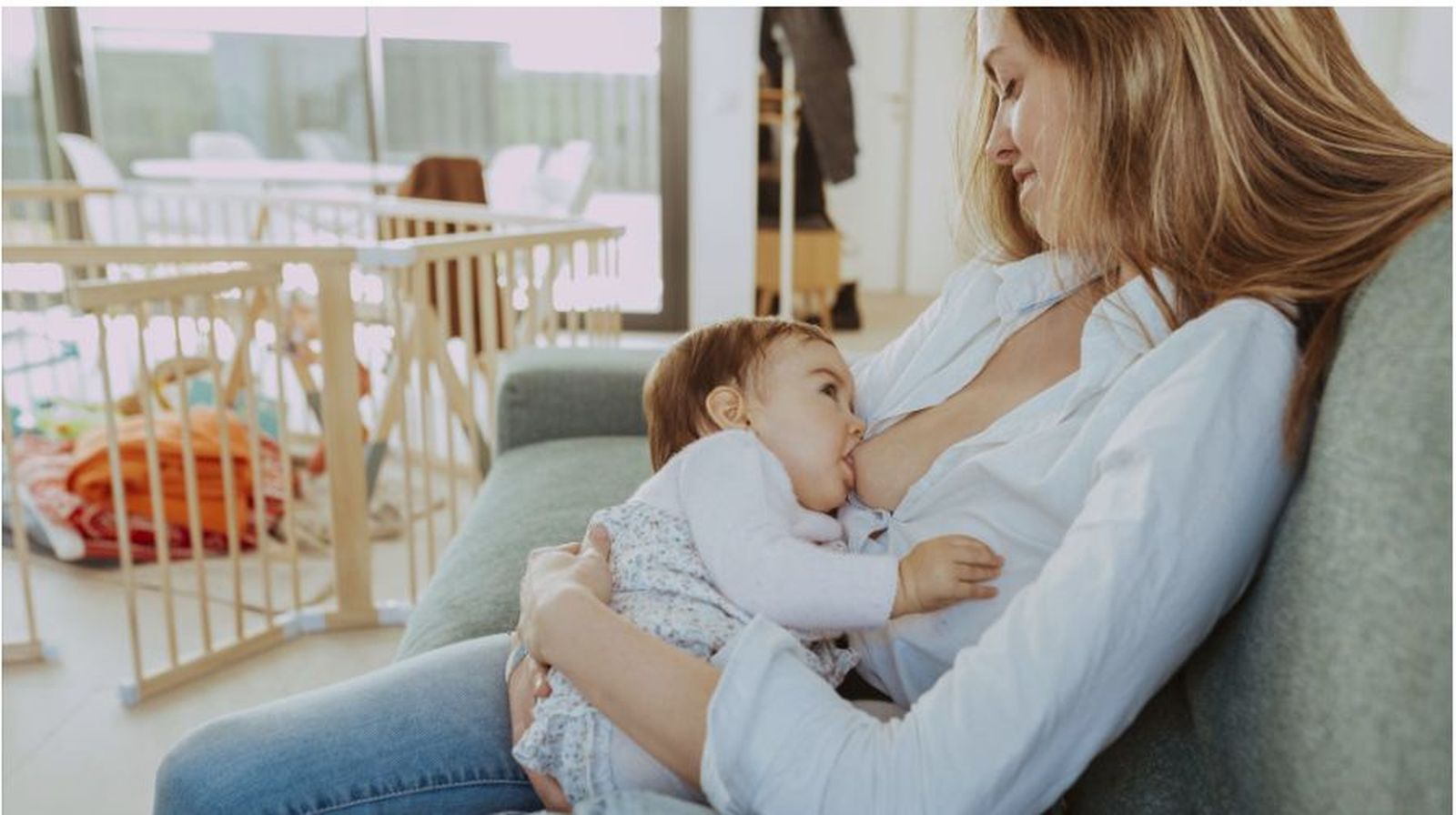 Una madre da la lactancia