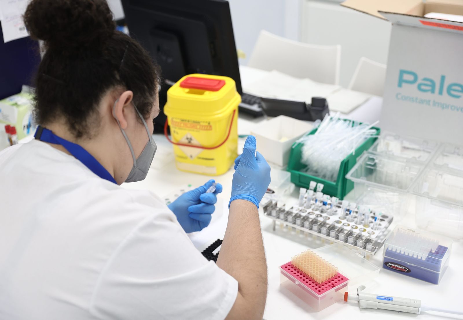 Una técnico de laboratorio trabaja con pruebas PCR en el Laboratorio de Microbiología del Hospital Gregorio Marañón