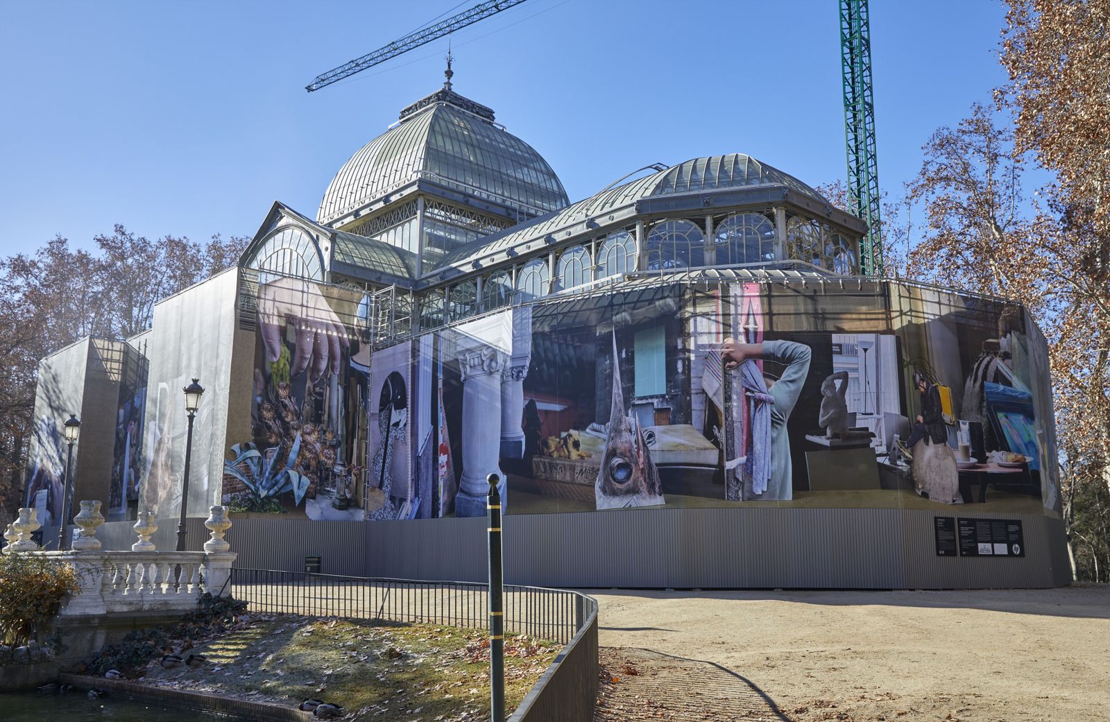 Grandes imágenes de Madrid cubren el Palacio de Cristal de El Retiro