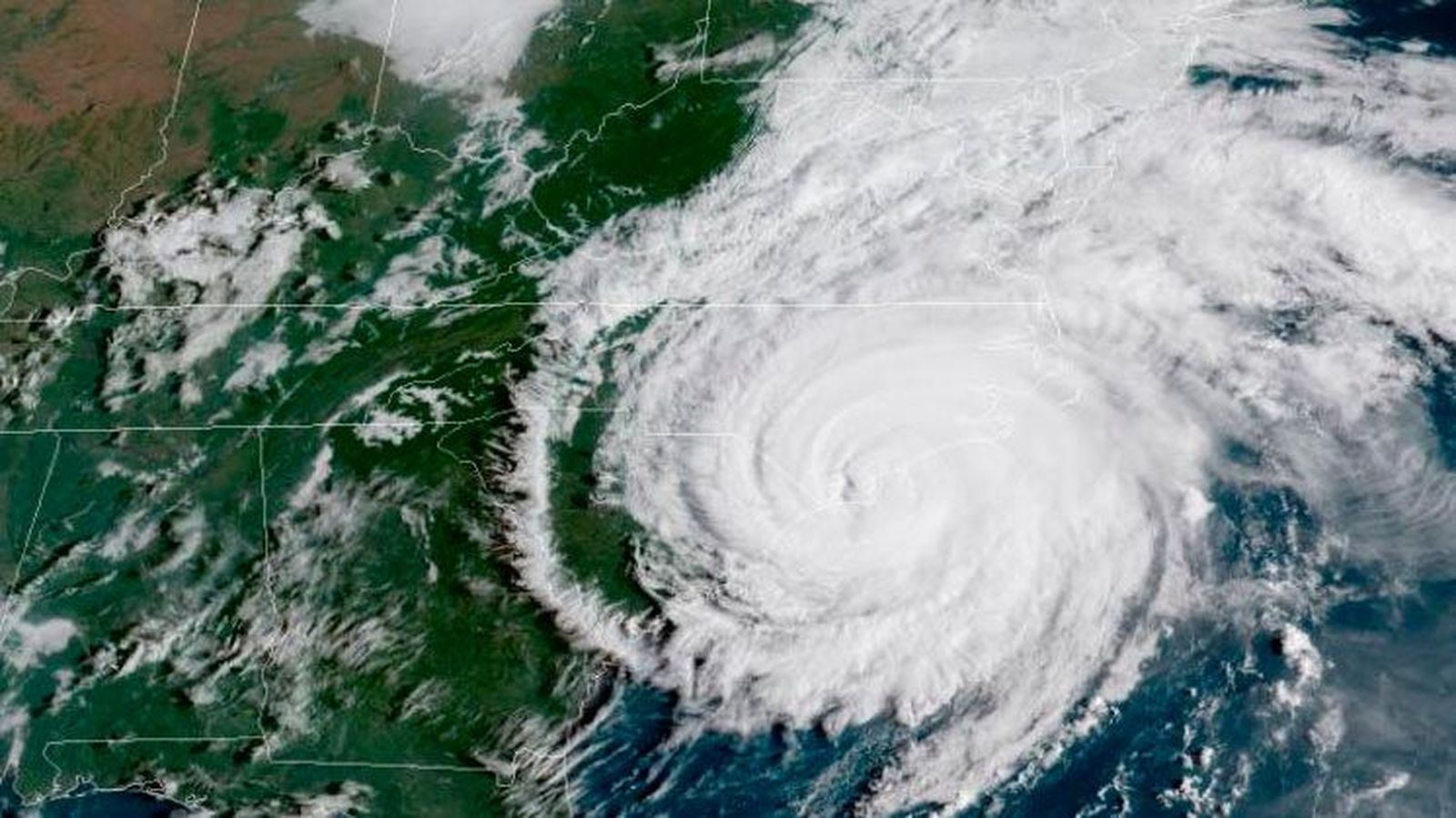 El ojo de Florence se mueve lento cerca de la costa sureste de Carolina Norte