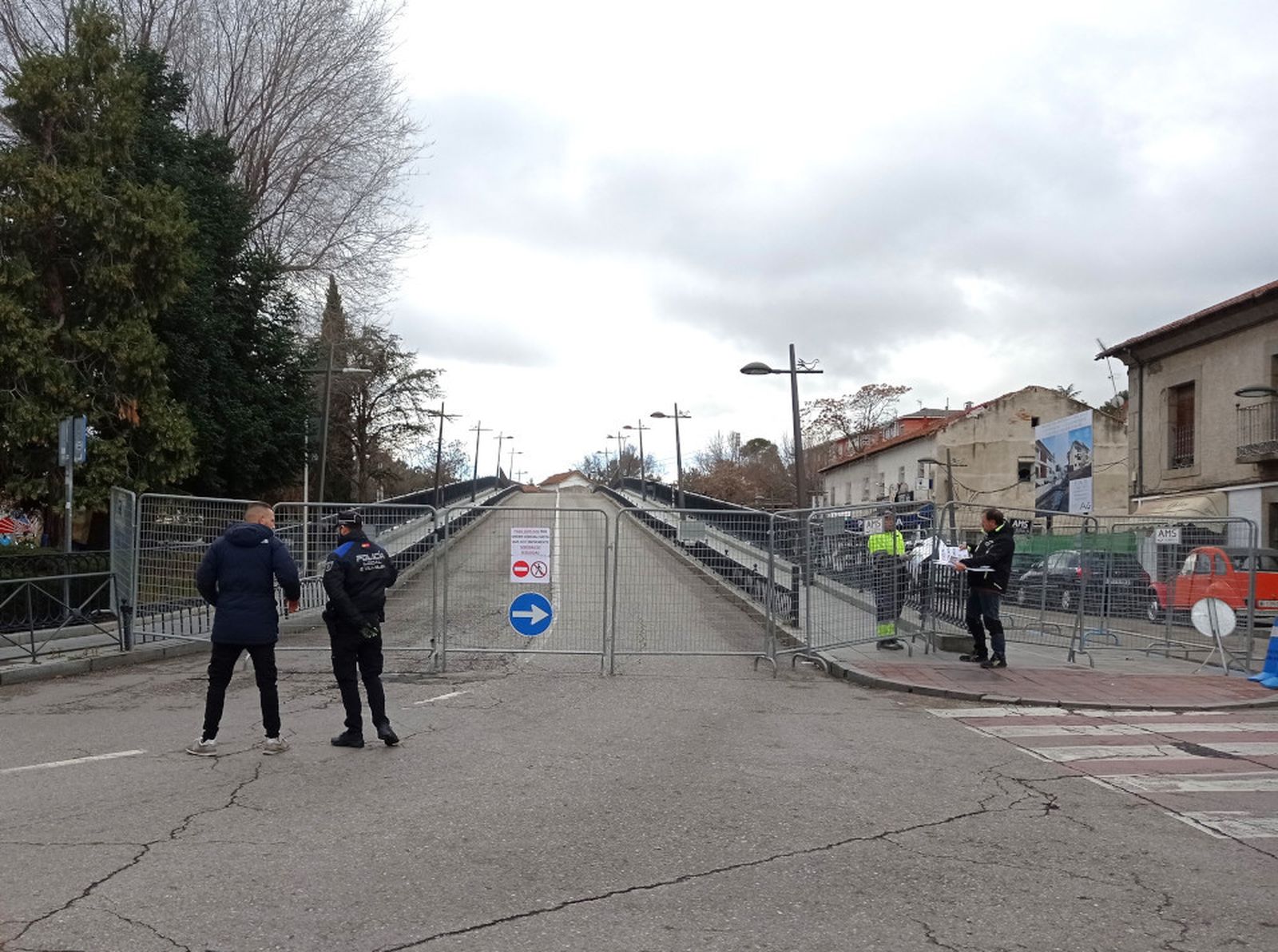 Puente de la Estación en Collado Villalba cerrado al tráfico y los peatones