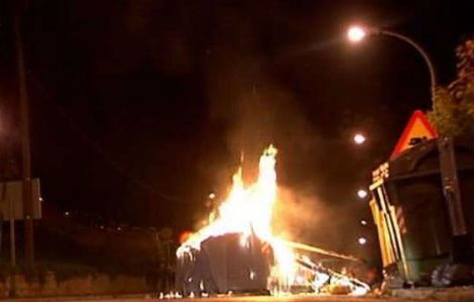 Los bomberos realizan 70 actuaciones en Jerez por la quema masiva de contenedores