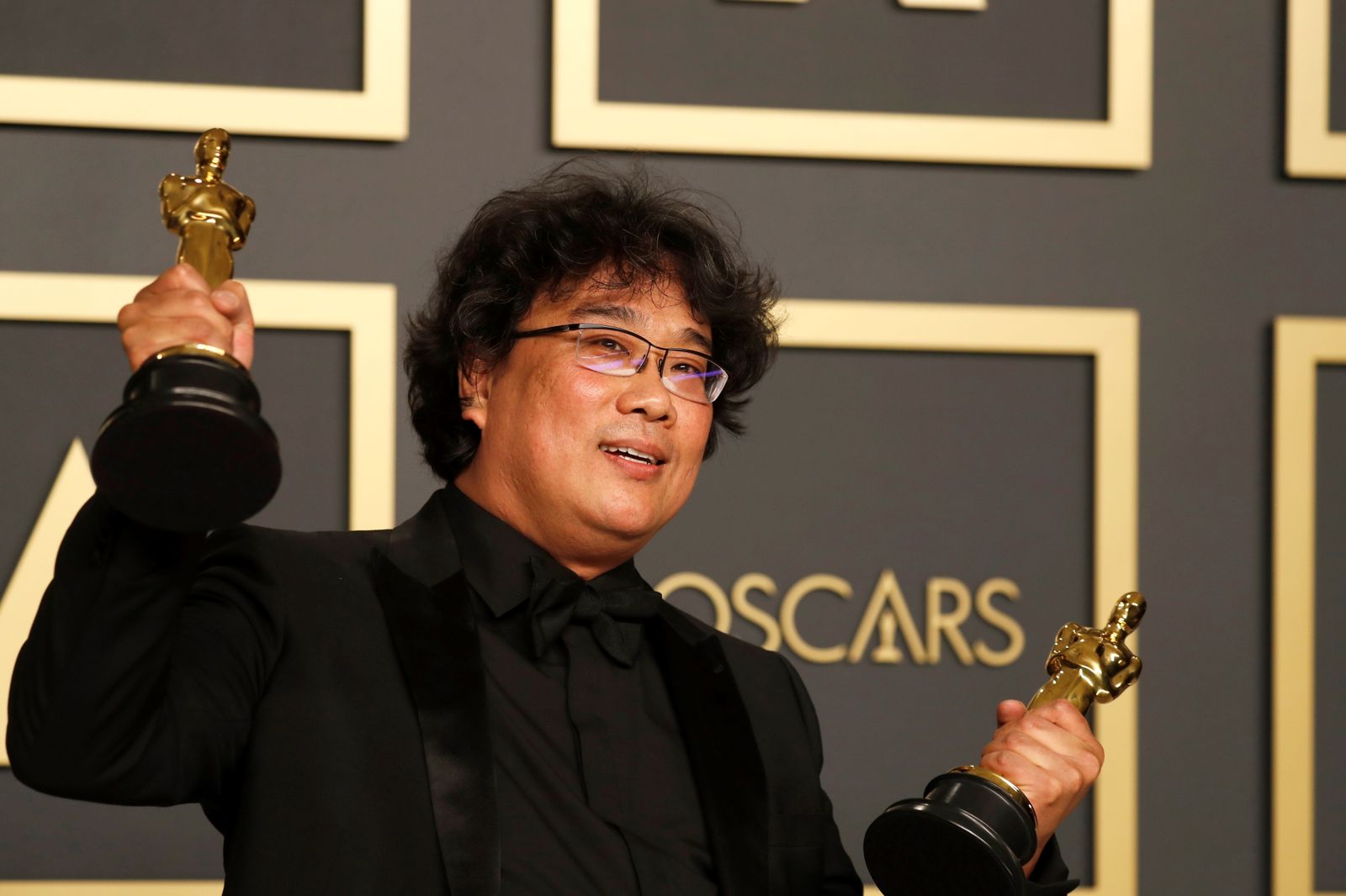 Bong Joon Ho con el Oscar a mejor película y mejor película internacional