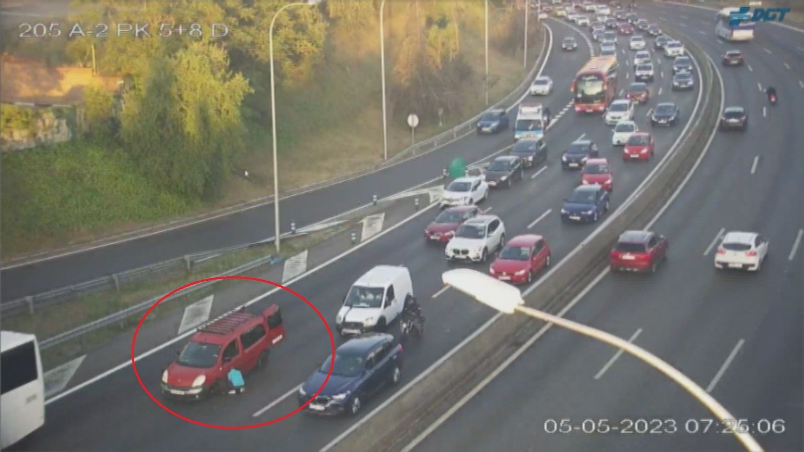 Un conductor la lía en la A-2, en Canillejas, tras pinchar una rueda