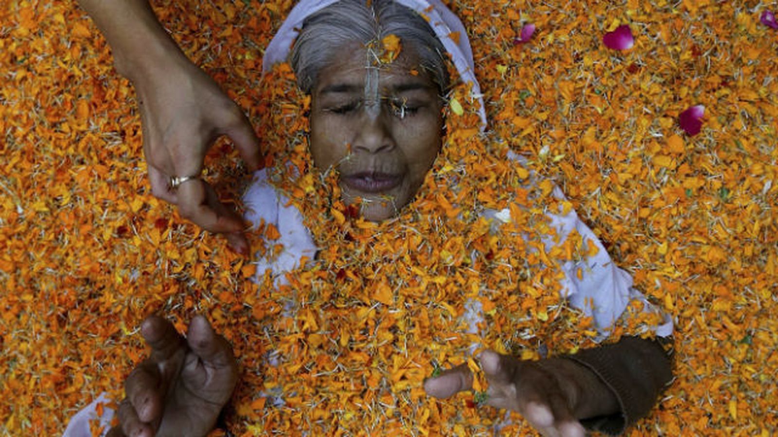 Una viuda participa en la celebración del festival Holi en Vrindavan, Uttar Pradesh