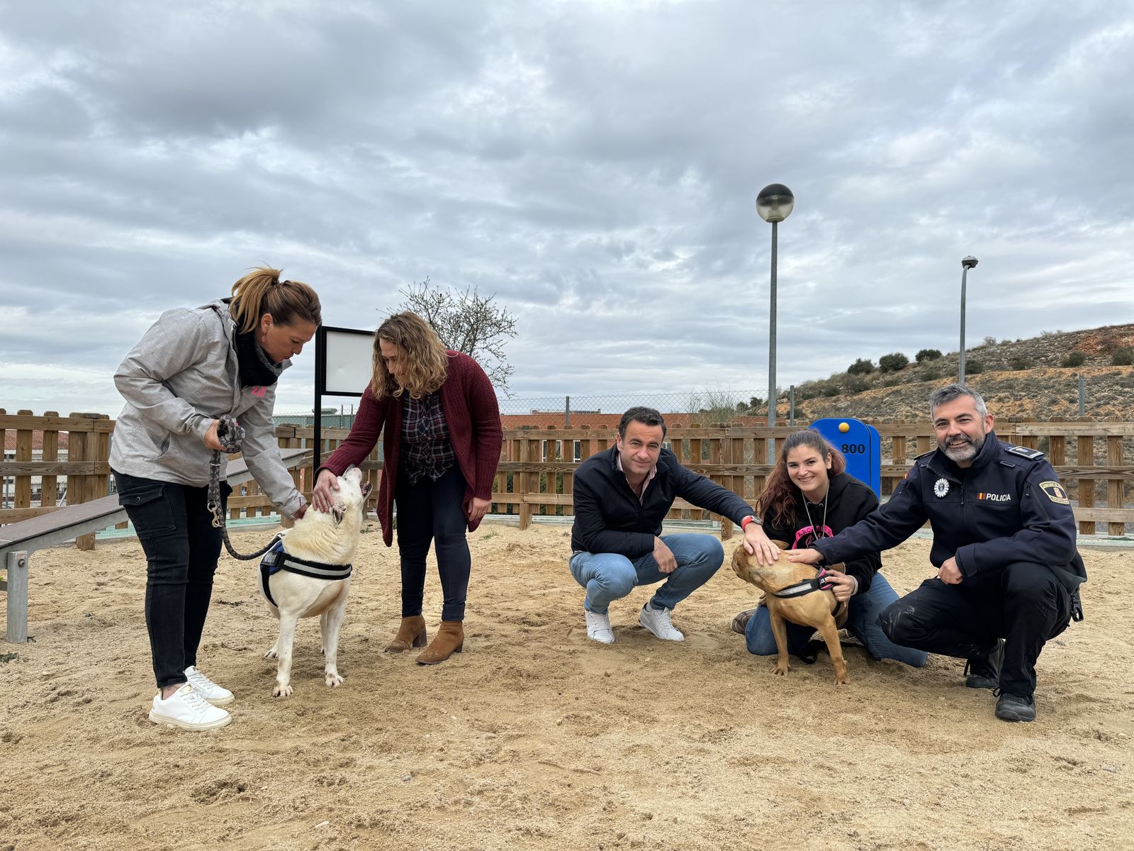 Miembros de la Corporación campeña y de la Policía Local con perros rescatados por los agentes