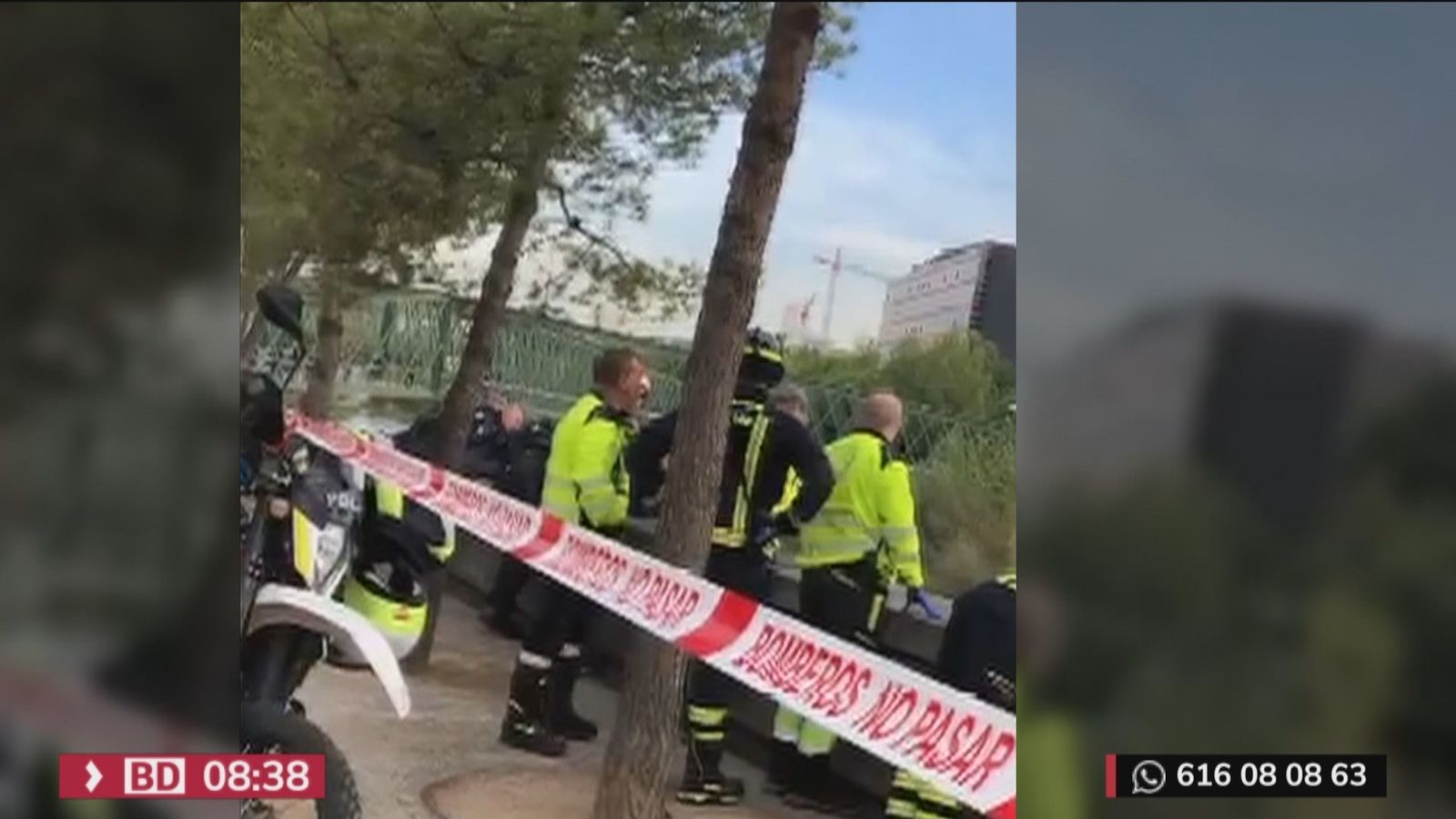Bomberos rescatan a un señor del río Manzanares