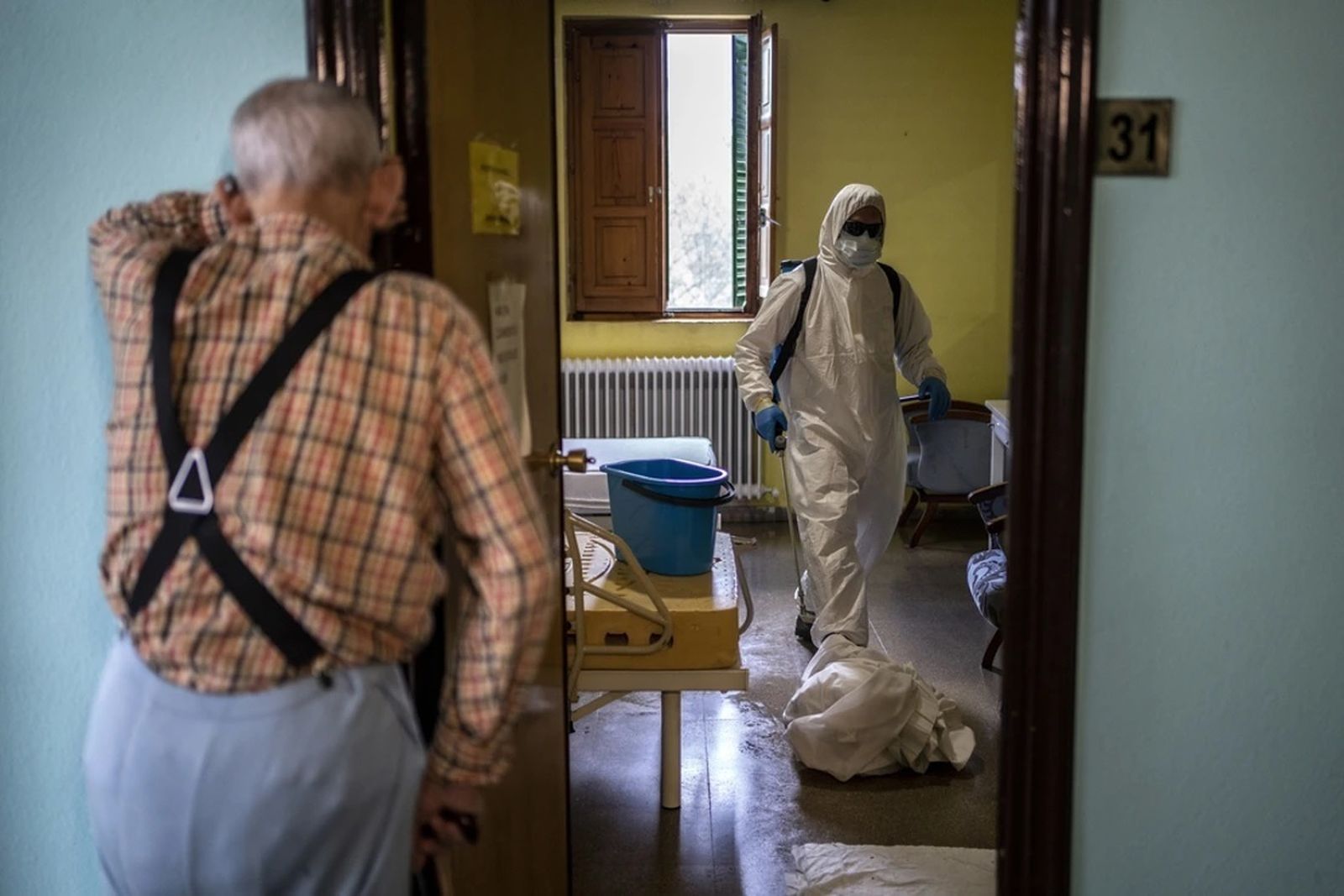 Una anuncio contempla las labores de desinfección en una residencia