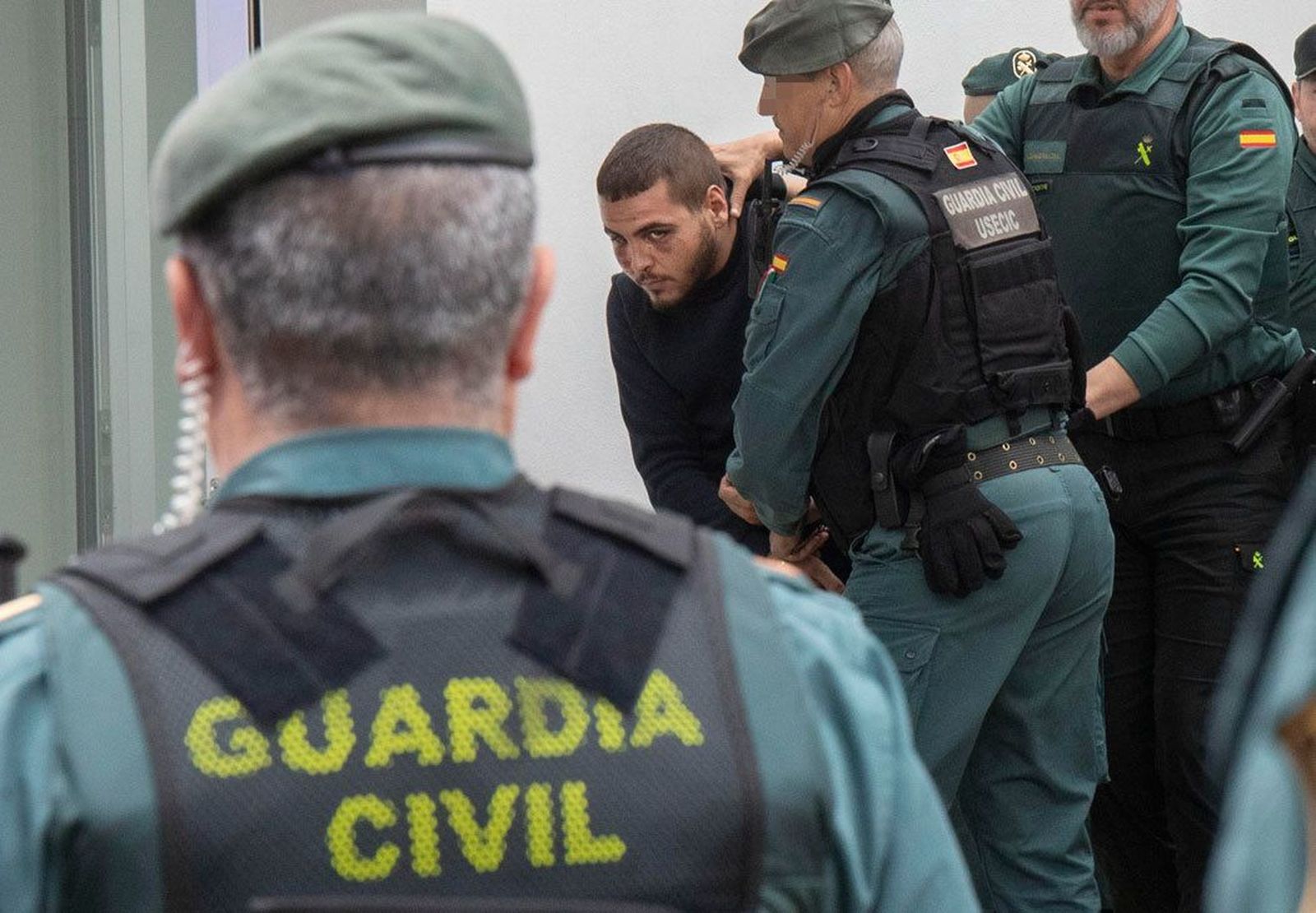 El juez envía a prisión a los seis detenidos por la muerte de dos guardias civiles en Barbate