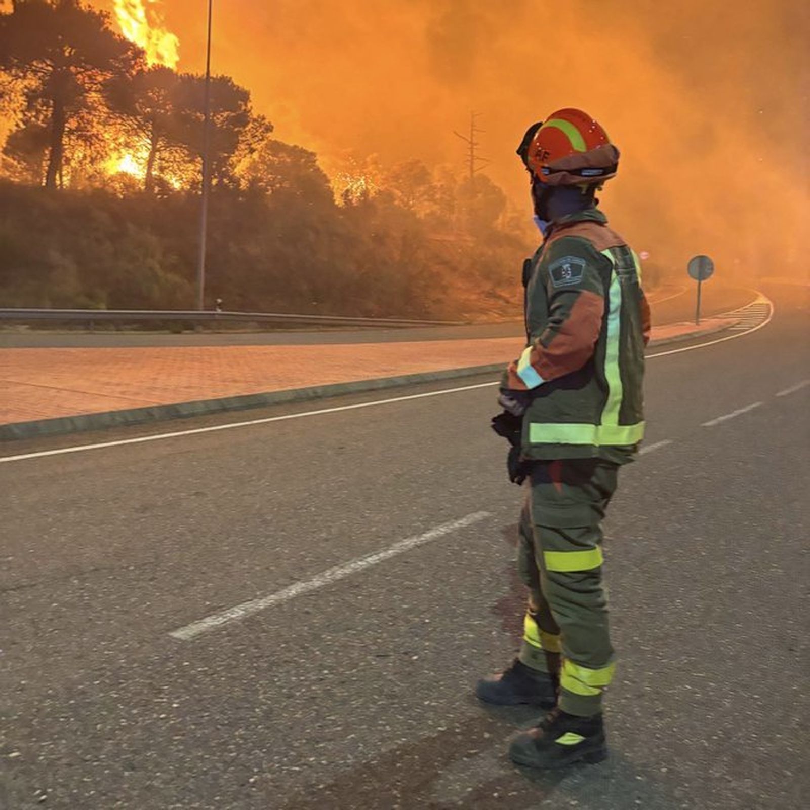 Un bombero en el incendio de la Sierra Oeste de Madrid