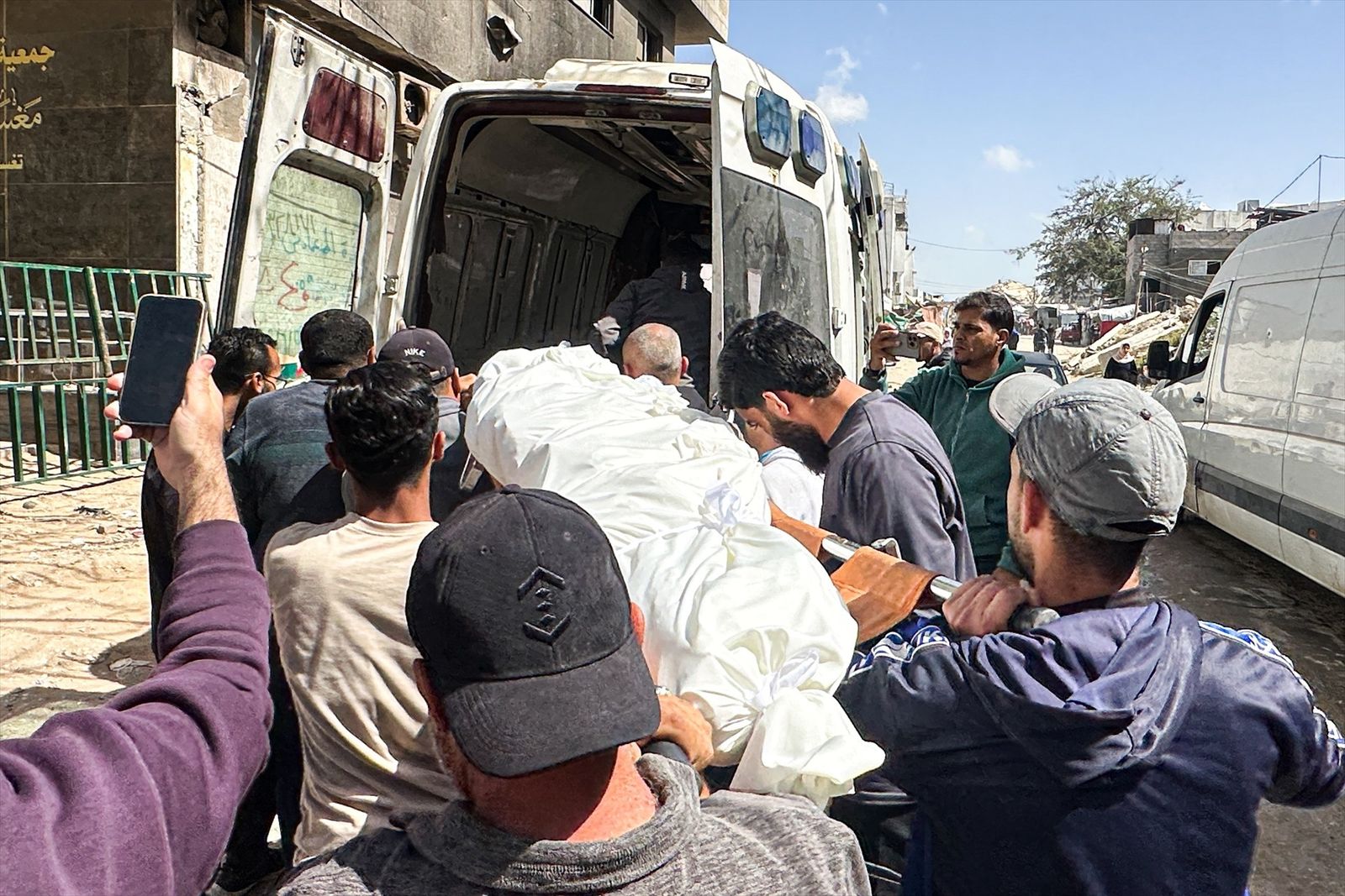 Traslado de uno de los cadáveres tras el ataque israelí en Gaza este lunes