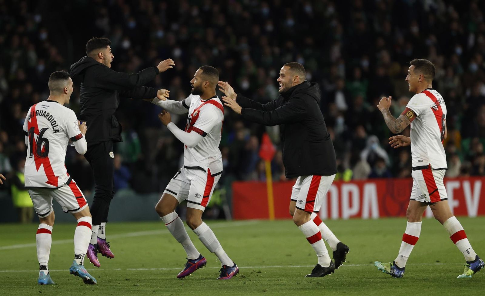 El Rayo celebra el gol de Bebe
