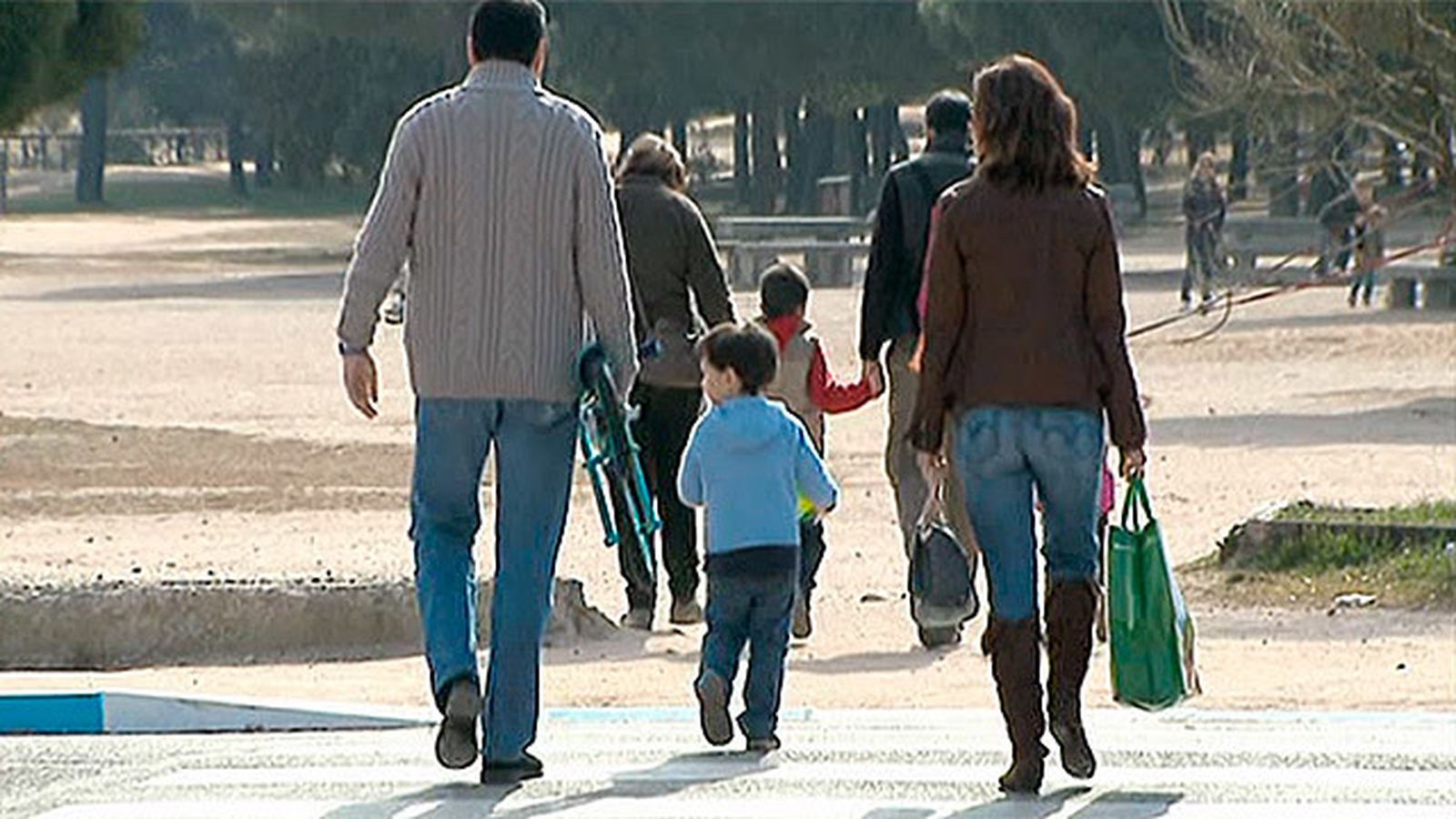 Una familia pasea por la Casa de Campo