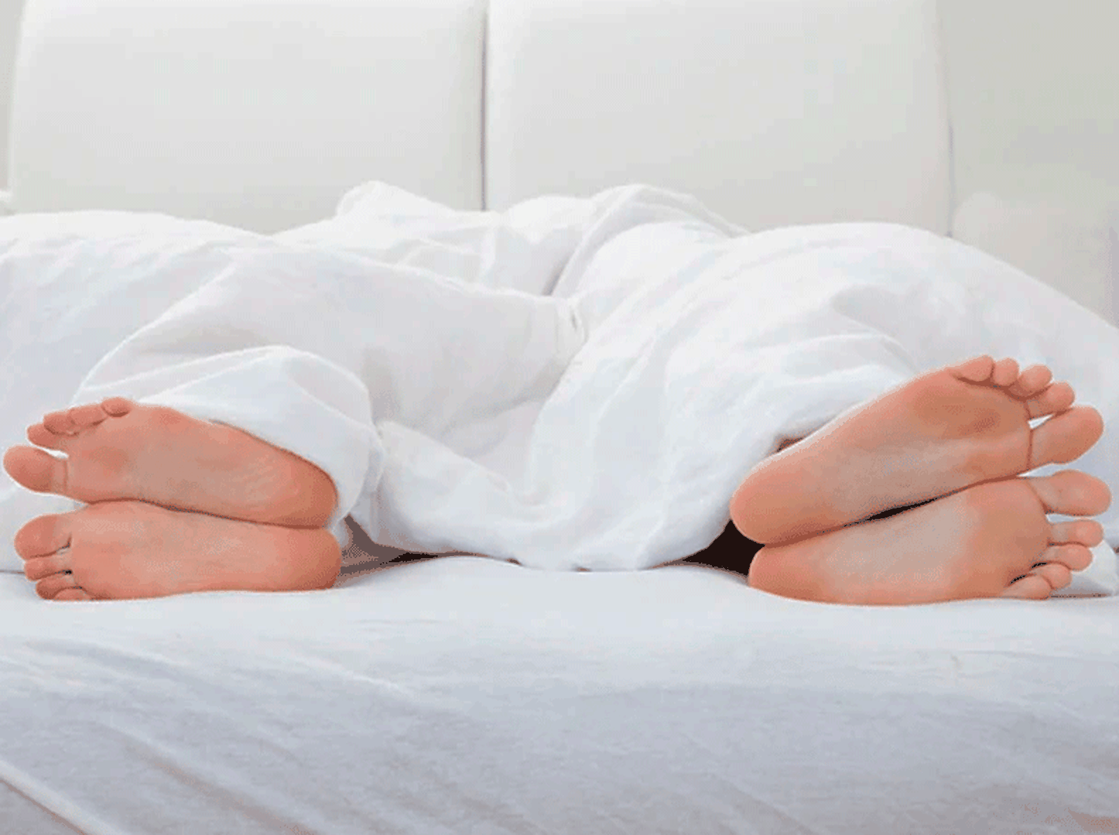 ¿Dormir en camas separadas mejora la vida sexual?