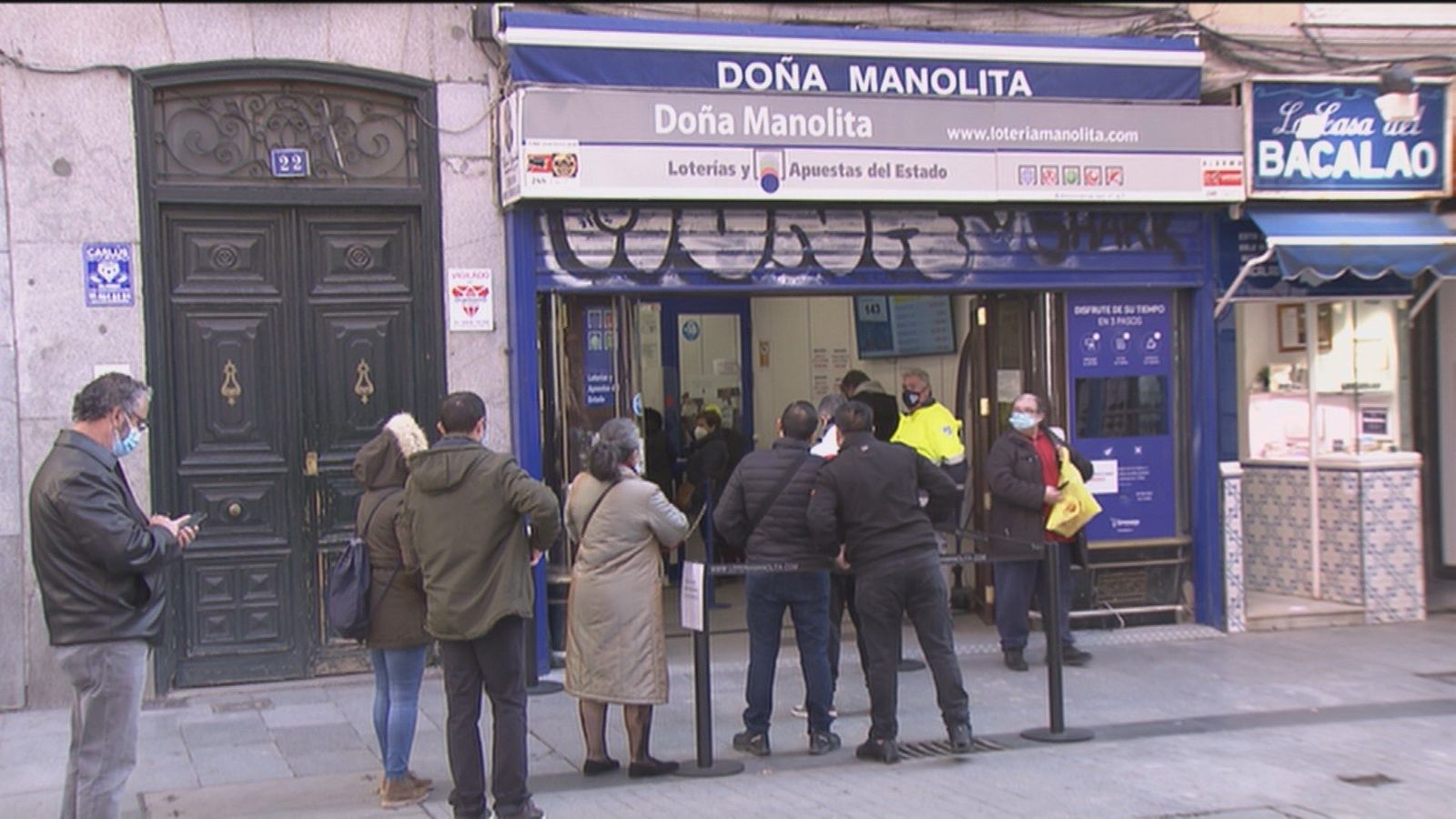 Colas desde las cinco y media de la mañana en Doña Manolita