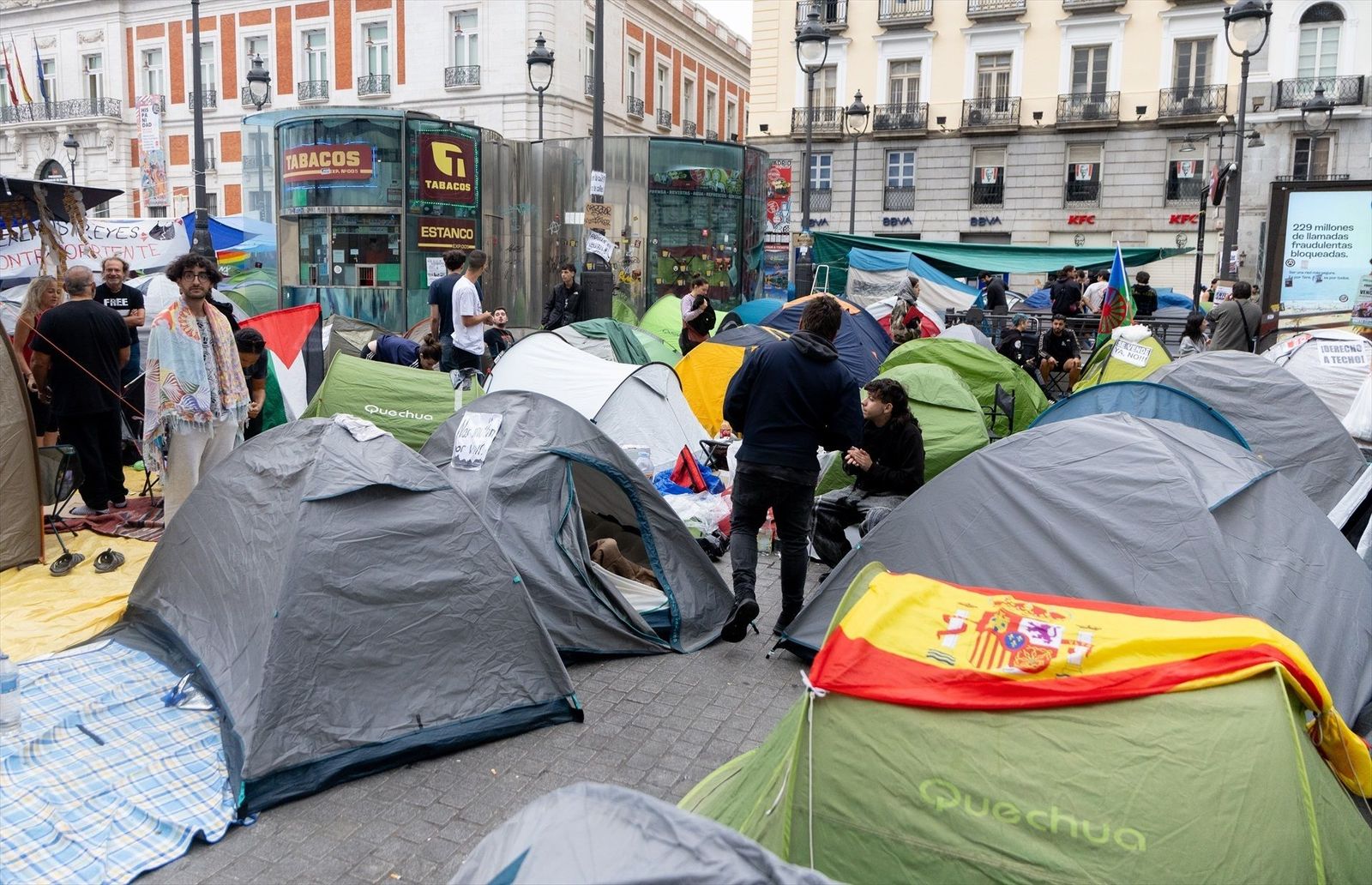 ¿Por qué se mantiene la acampada de Sol tras los decretos de vivienda del Gobierno?
