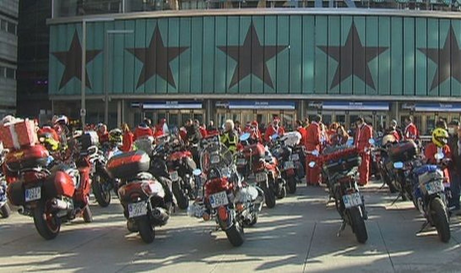 Cientos de 'Papa Noel' recorren el centro de Madrid en moto por una causa solidaria