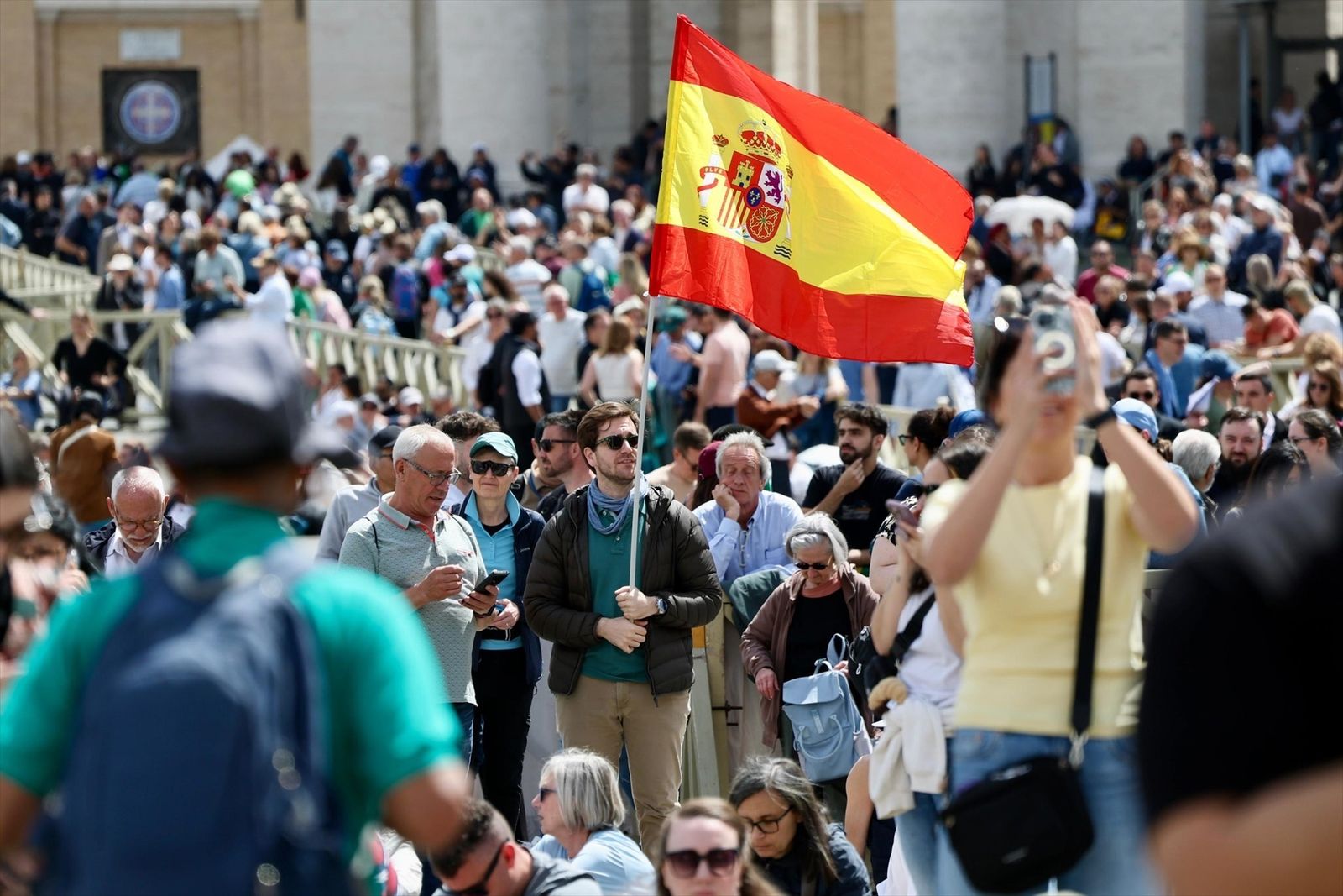 En la Plaza de San Pedro también hay españoles esperando al nuevo papa