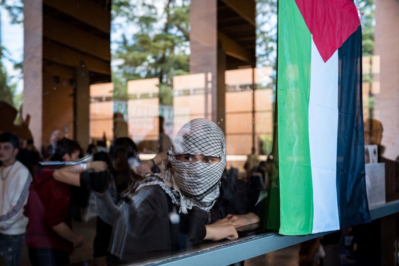 Miembros de Acampada por Palestina irrumpen por la fuerza en el Vicerrectorado de alumnos de la Universidad Complutense