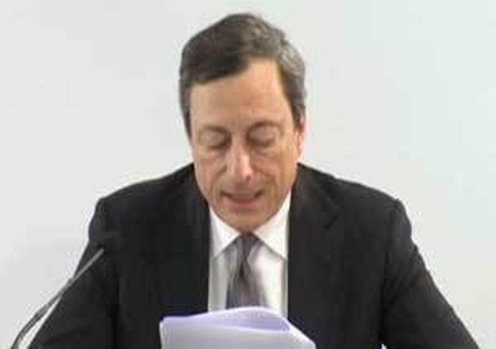 Draghi rehúsa comentar si  España podrá salir adelante sin ayuda exterior