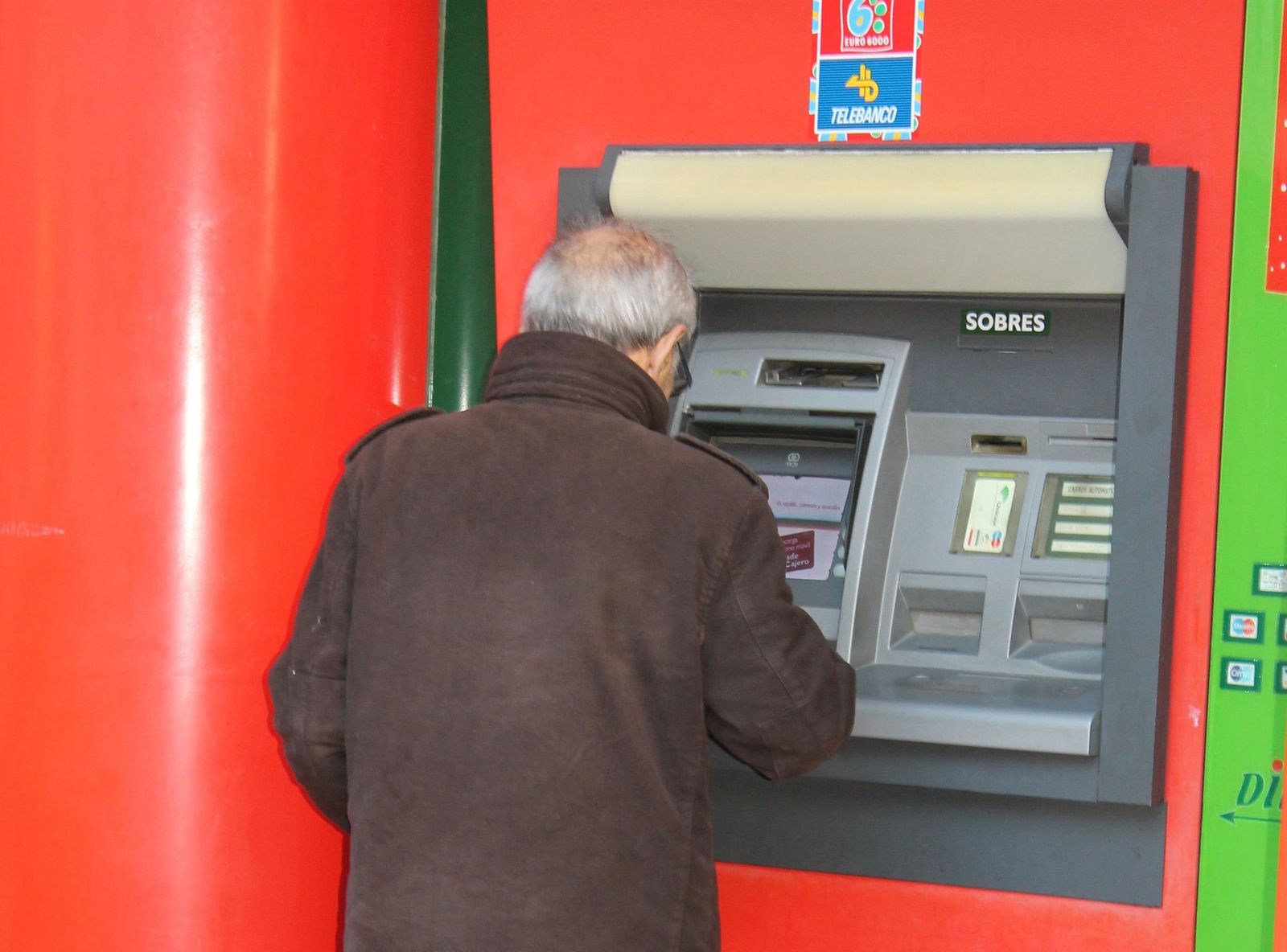 Una persona mayor utiliza un cajero automático
