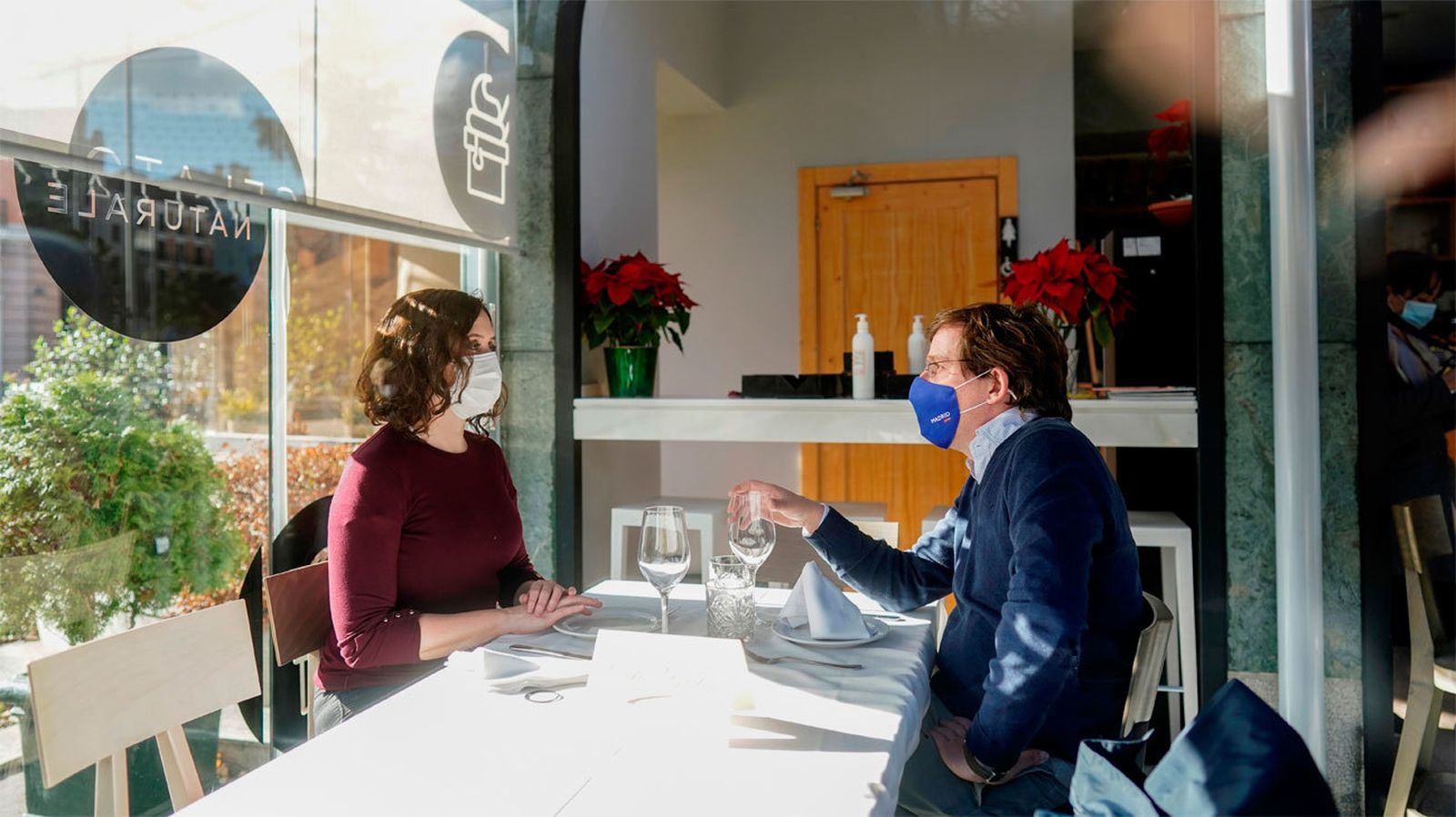 Díaz Ayuso y Martínez Almeida almuerzan en el Café Gijón para hacer balance del año