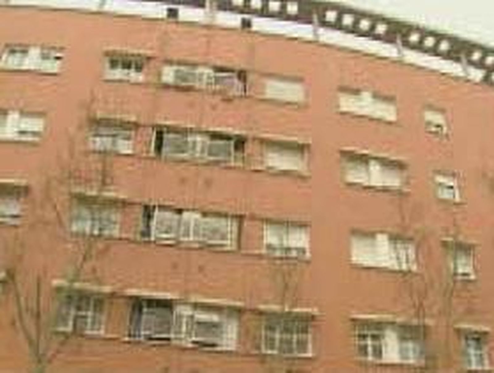 Muere el niño de tres años que  se precipitó al vacío desde un cuarto piso en Móstoles
