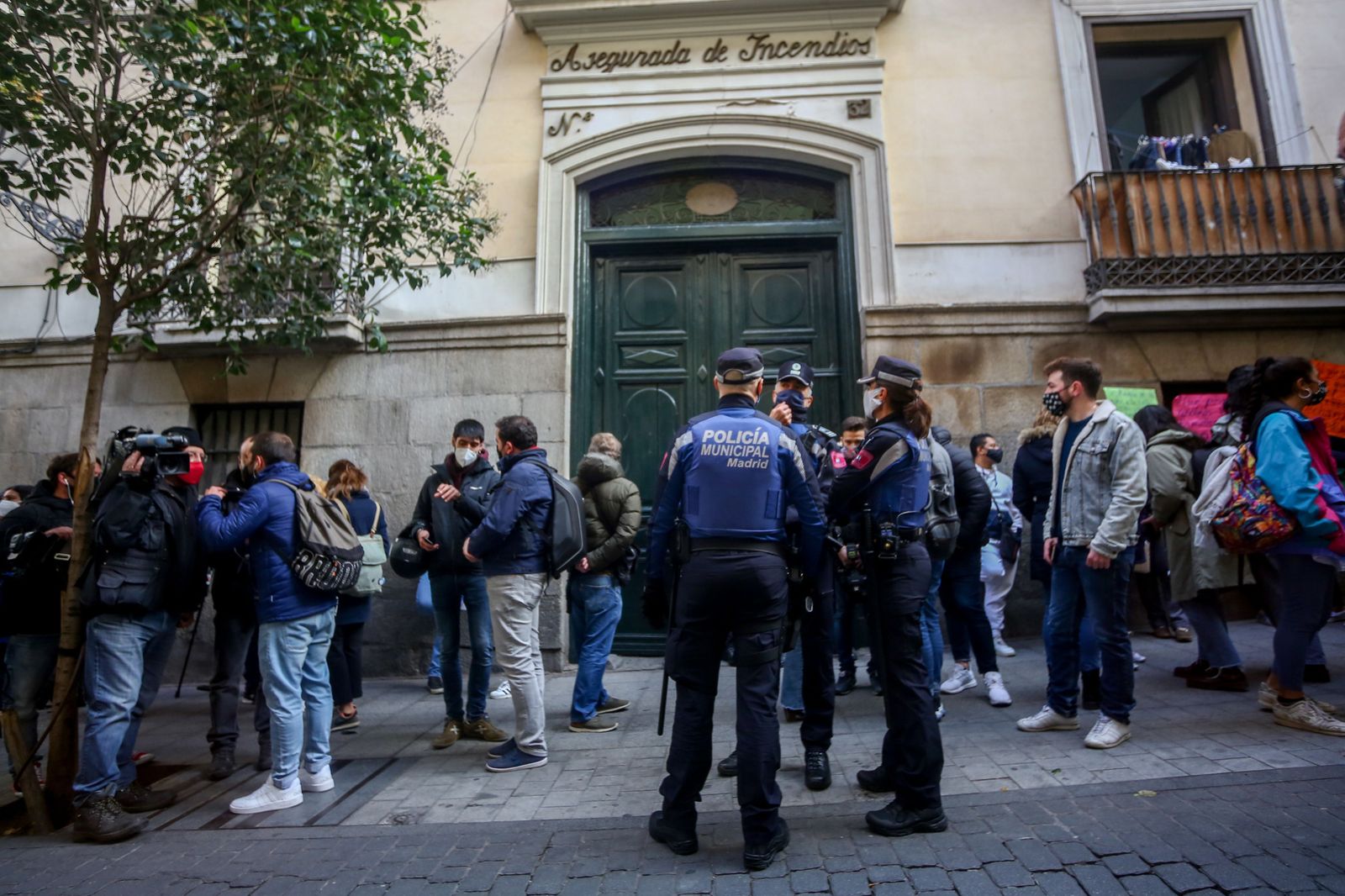 Los vecinos de la calle Luna 32 ganan tiempo antes de su desalojo definitivo
