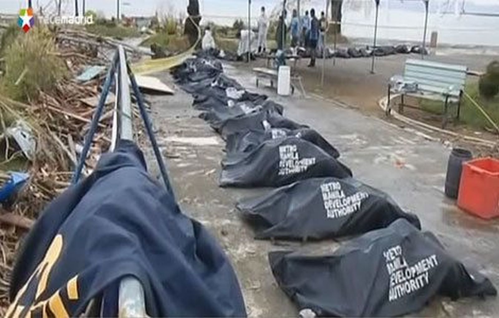 Aumentan los muertos y la desesperación entre los supervivientes en Filipinas