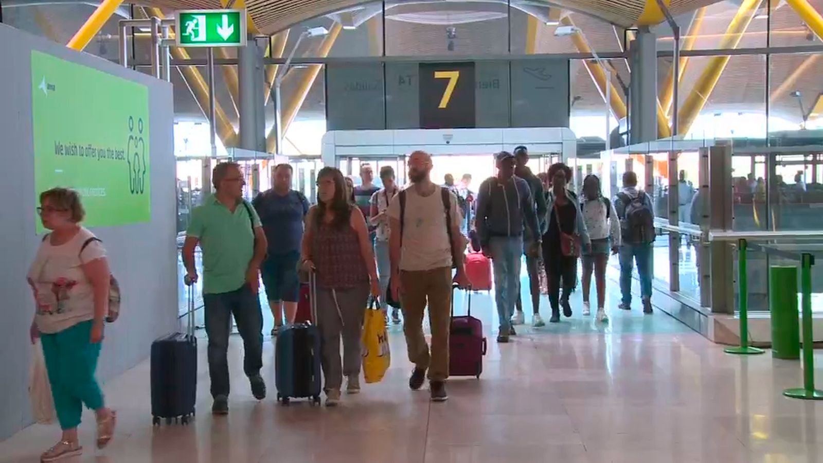 Viajeros llegando a Barajas