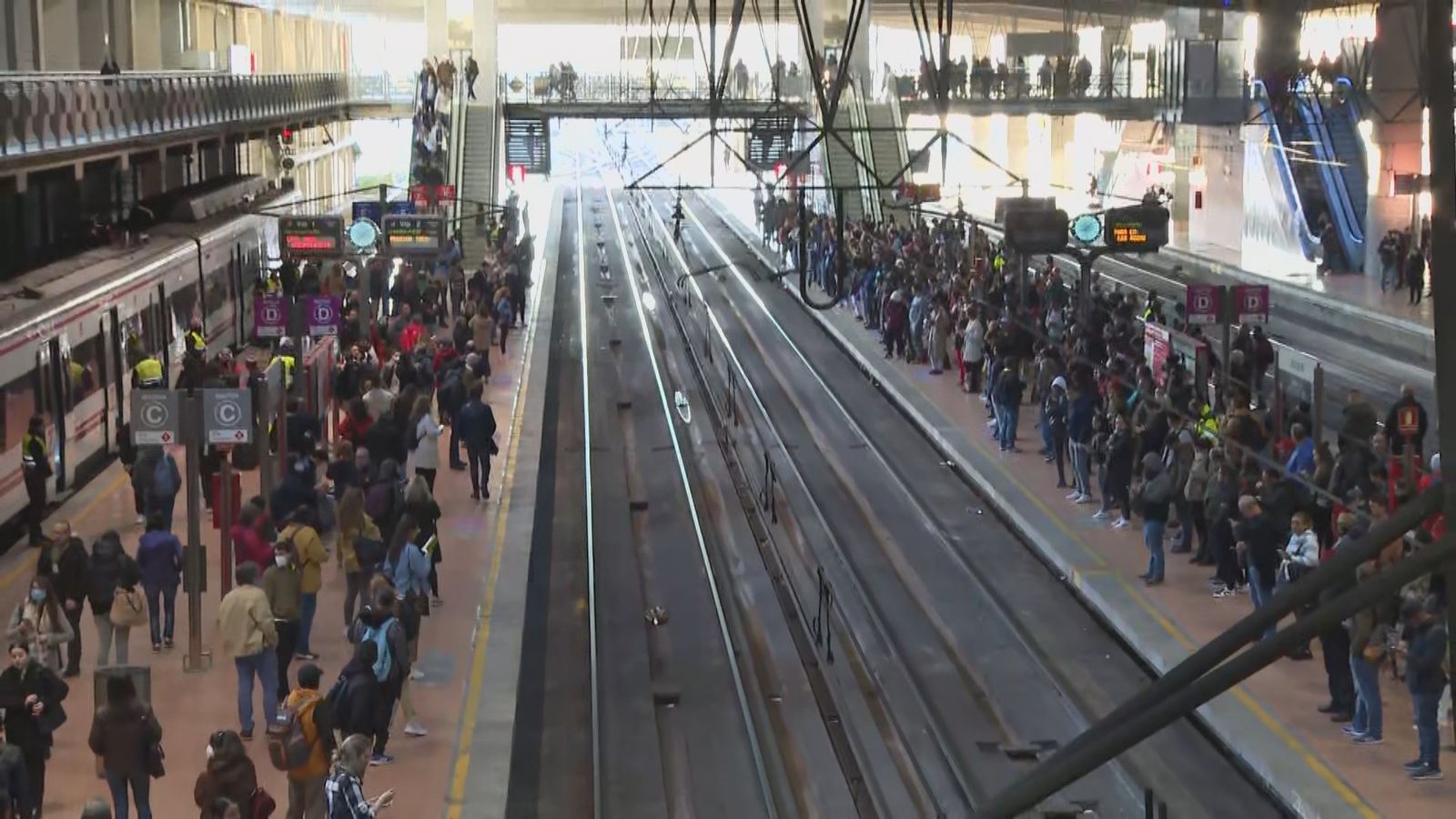 Aglomeración de pasajeros en la estación de Cercanías