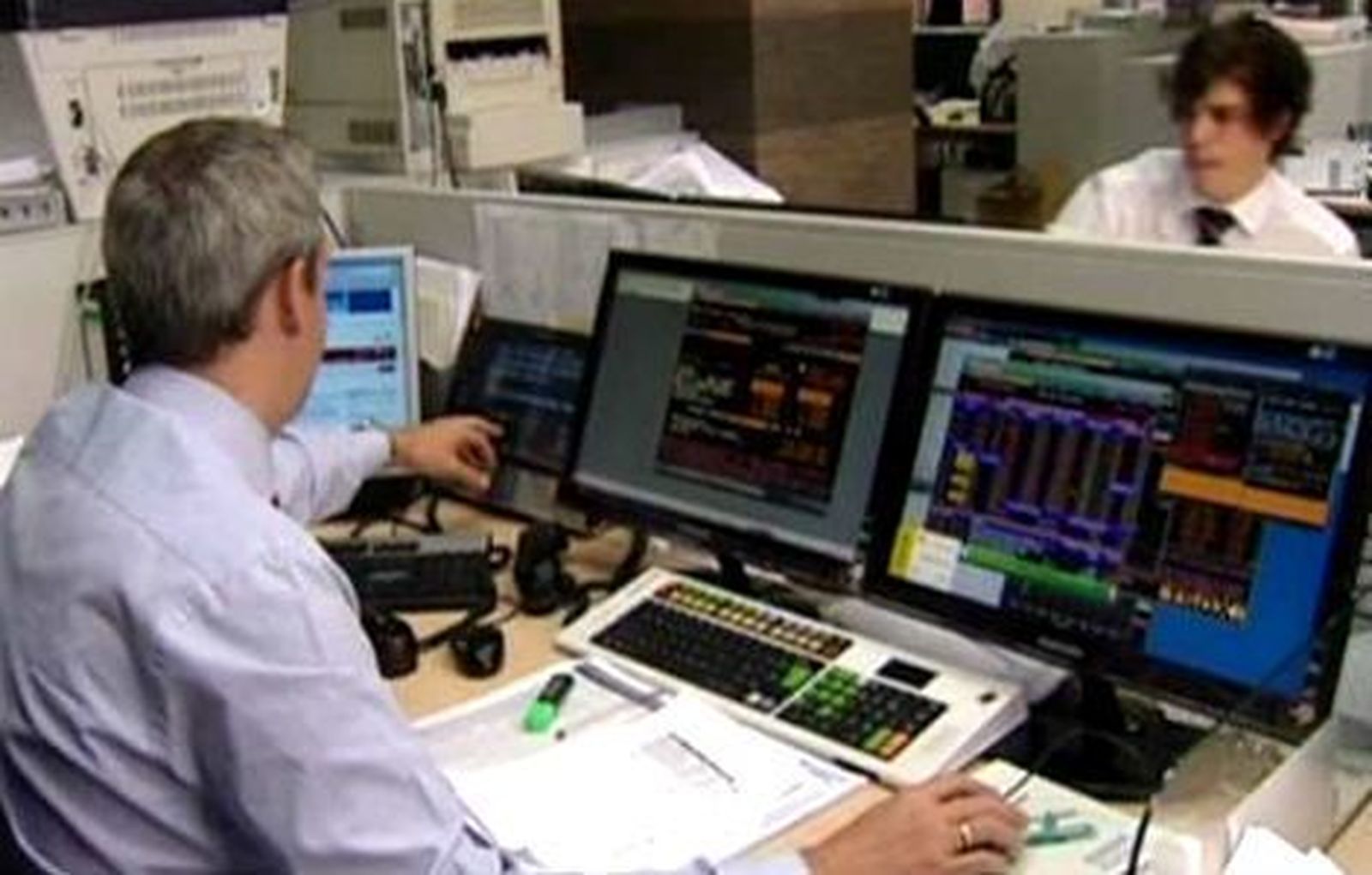 El bono español sigue disparado en el 7 % y el IBEX 35 baja el 1,24 %