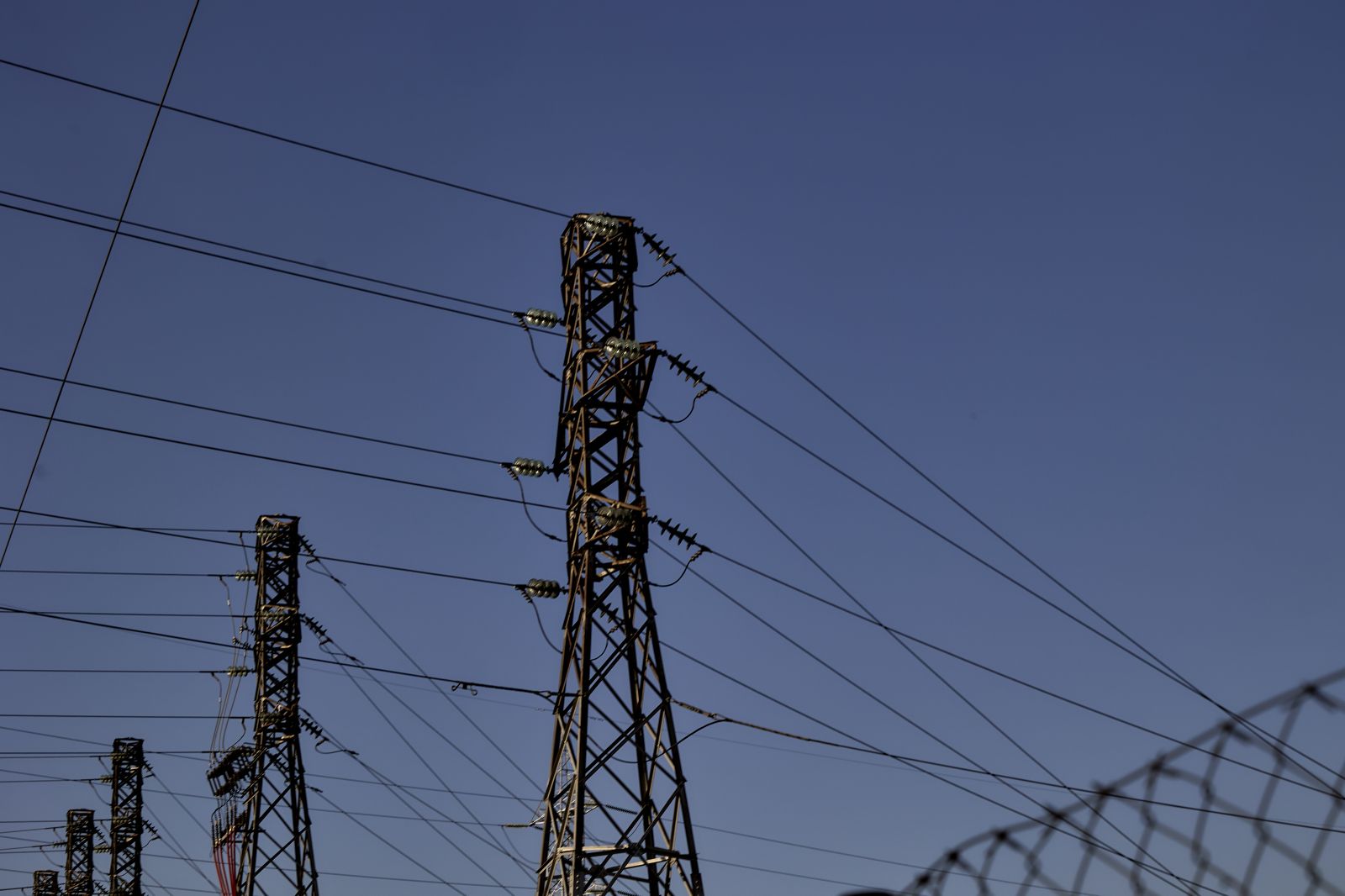 El precio de la luz se dispara cerca de un 50%, a los 69,17 euros