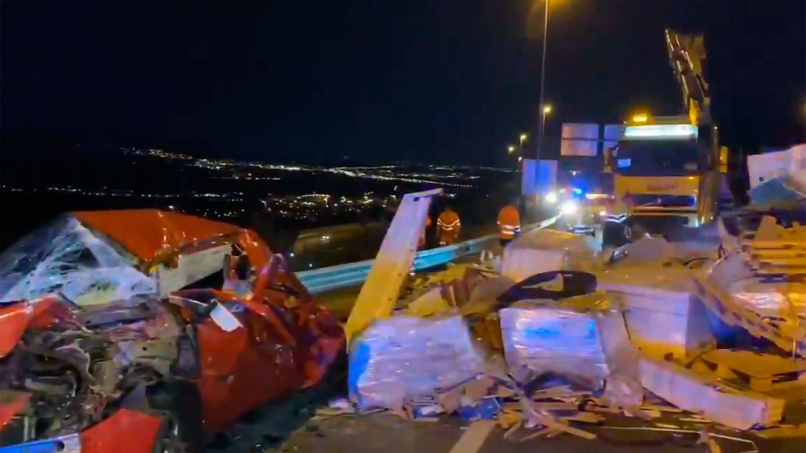 Cae la carga de un tráiler sobre varios vehículos en la AP-6