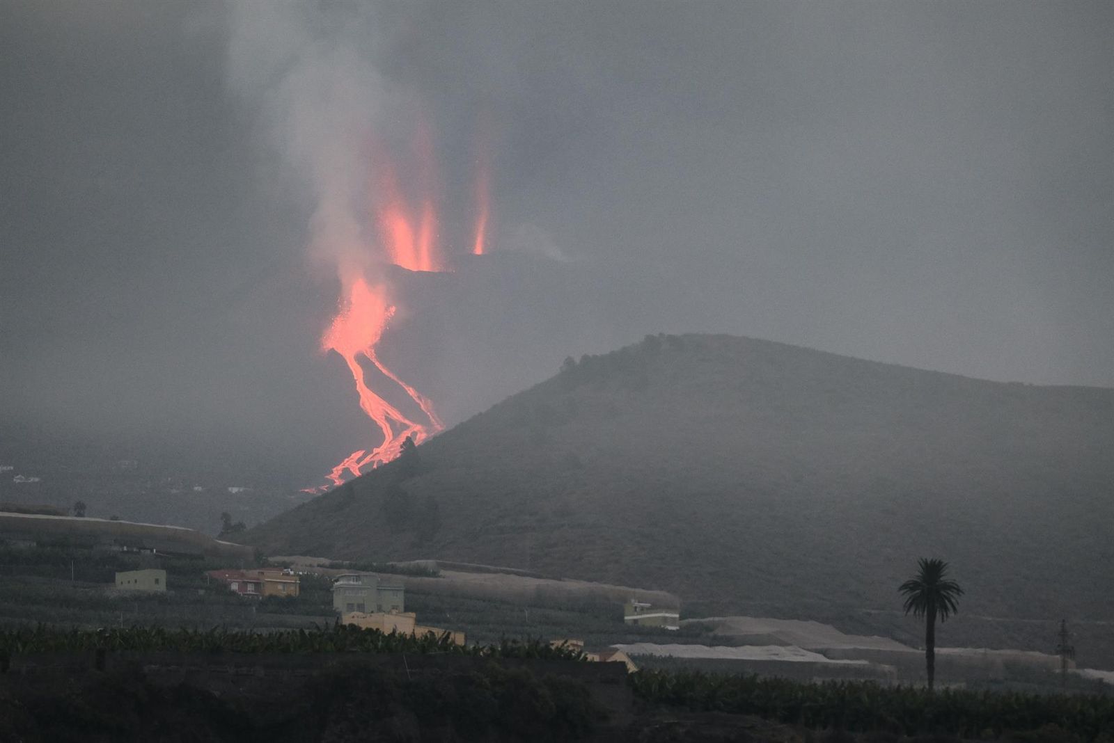 Vista del los ríos de lava que descienden por la ladera del volcán de La Palma