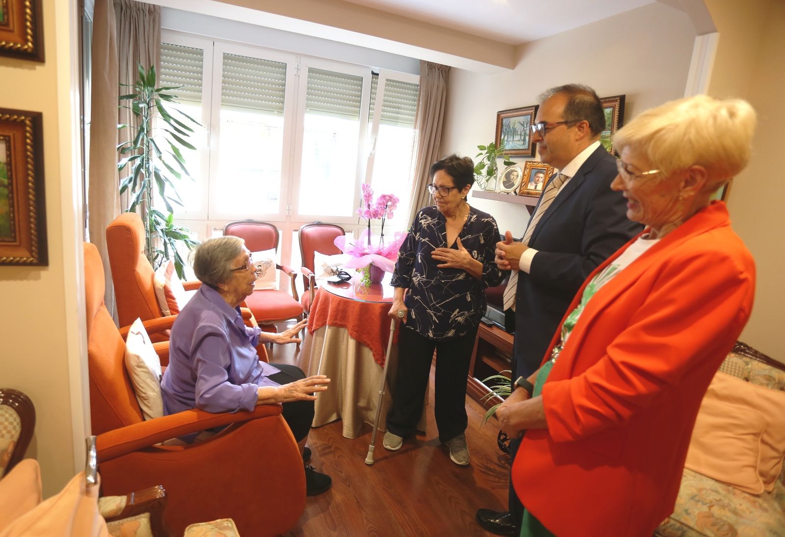 Doña María, su hermana Rufina, el alcalde de Leganés y la concejal de Mayores