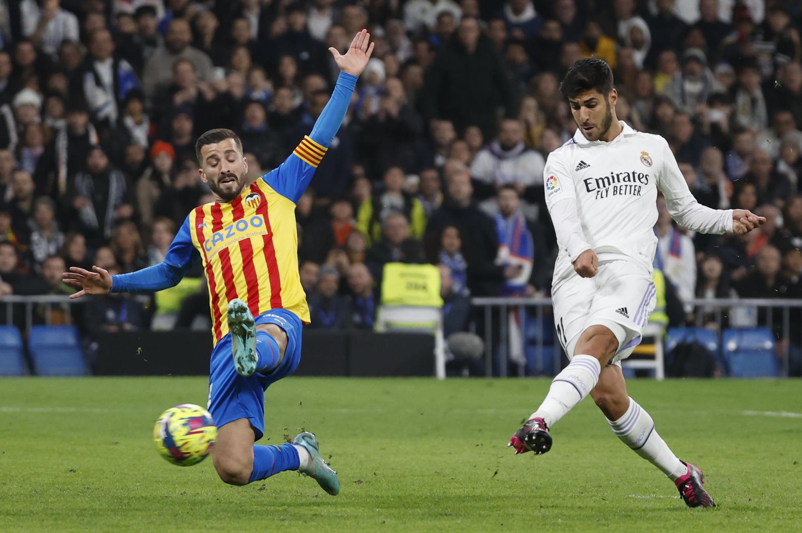 Marco Asensio ante el Valencia