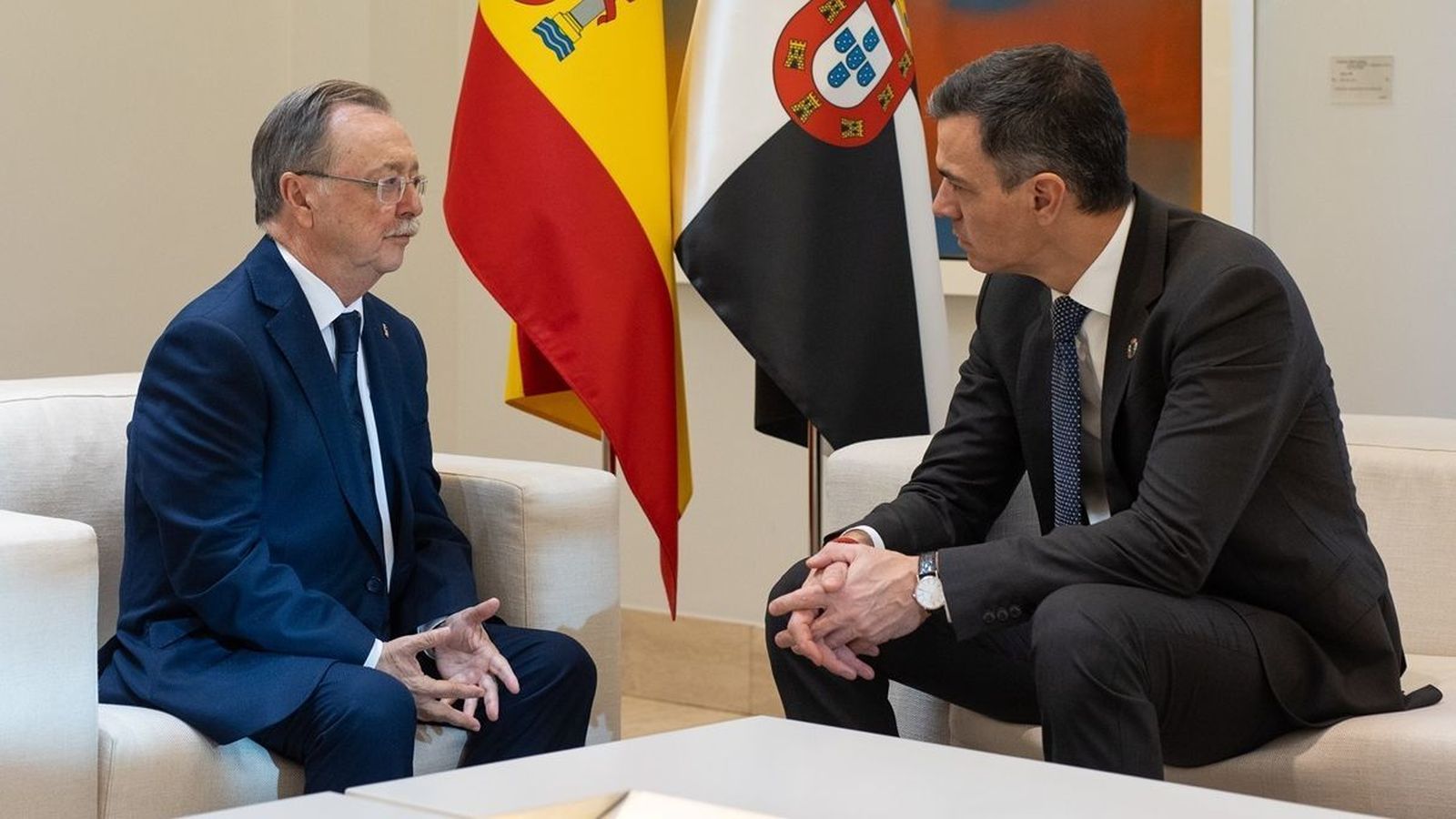 El presidente de Ceuta, Juan Jesús Vivas y el presidente del Gobierno, Pedro Sánchez, en un encuentro en La Moncloa en 2024