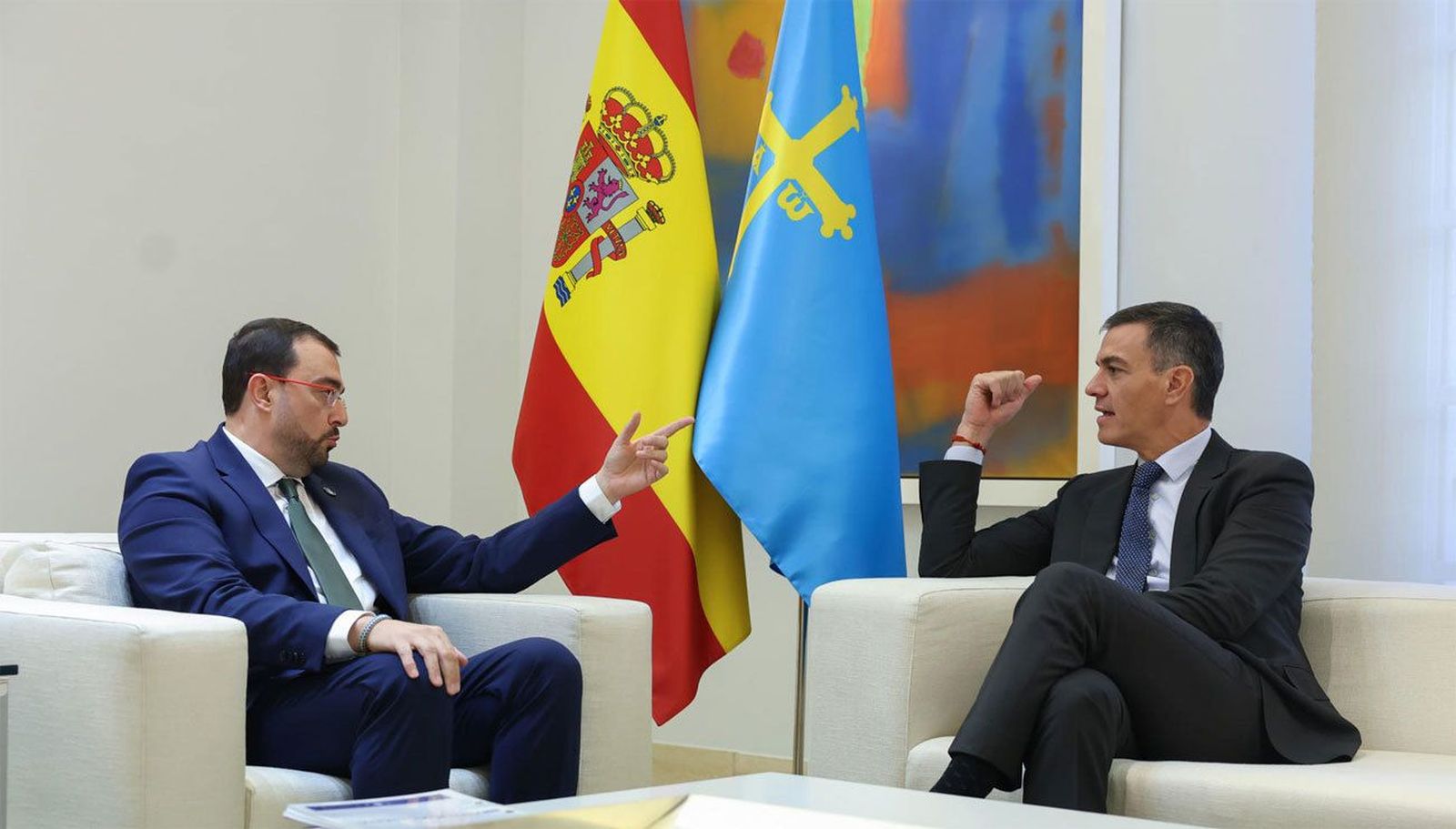 Barbón reitera a Sánchez que no aprobará “nada que perjudique a Asturias” sobre financiación