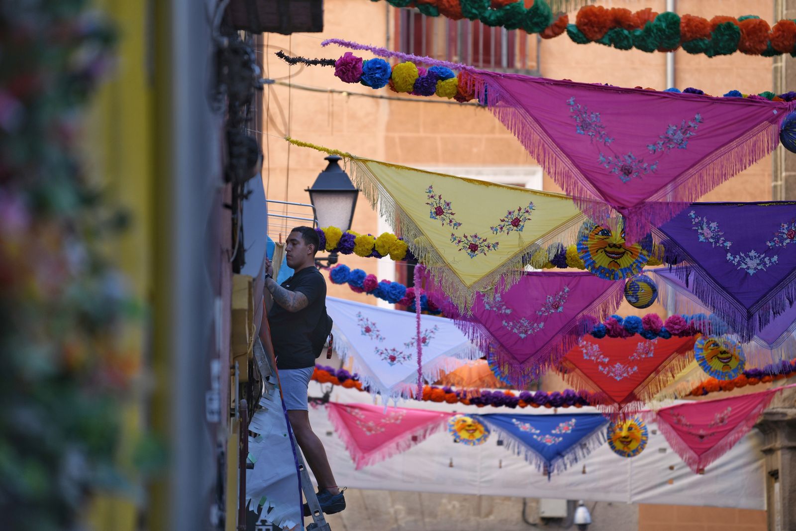 Pañuelos colocados en las calles de Lavapiés durante las fiestas