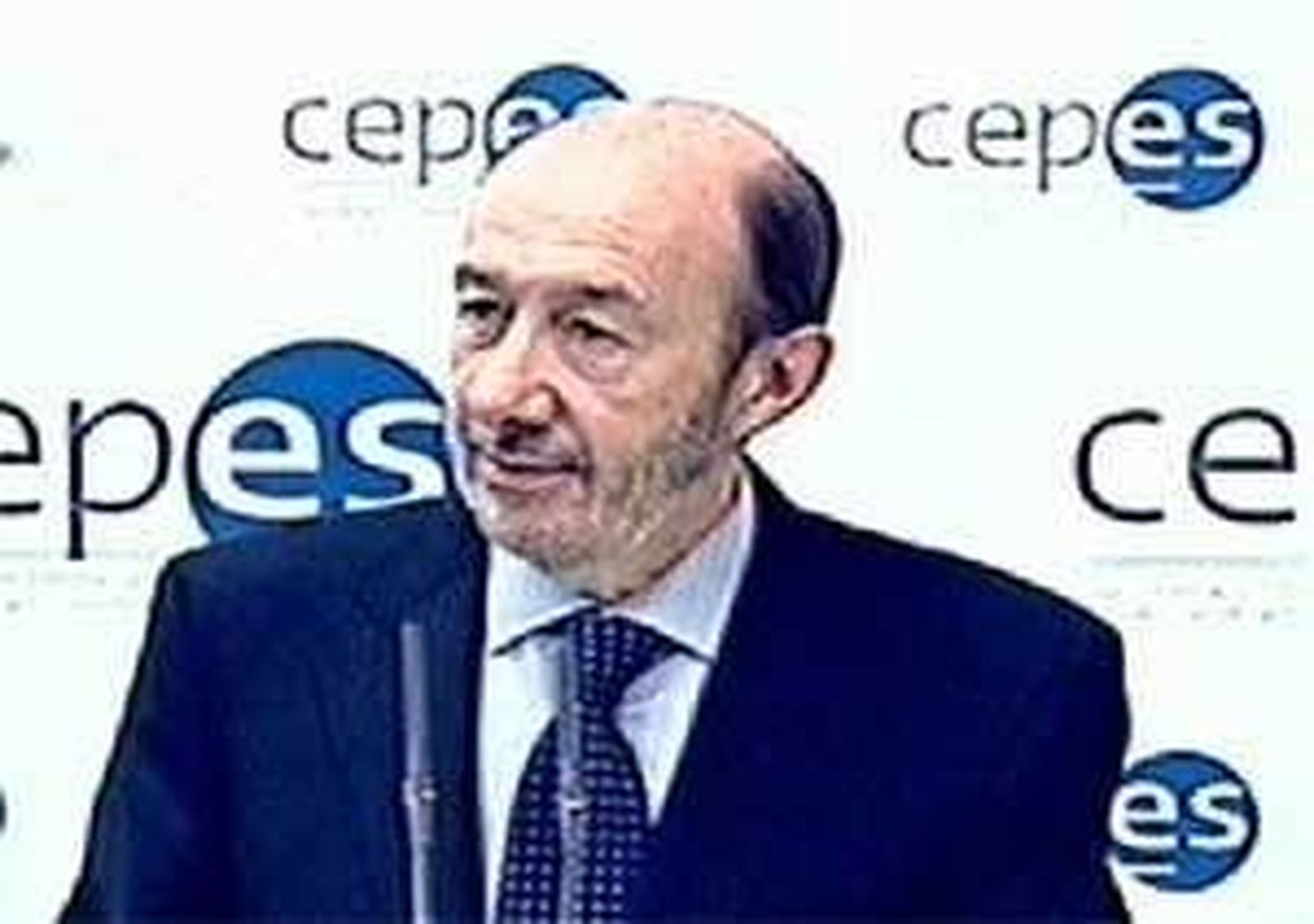Rubalcaba dice que, si gana, no congelará pensiones ni los salarios de funcionarios