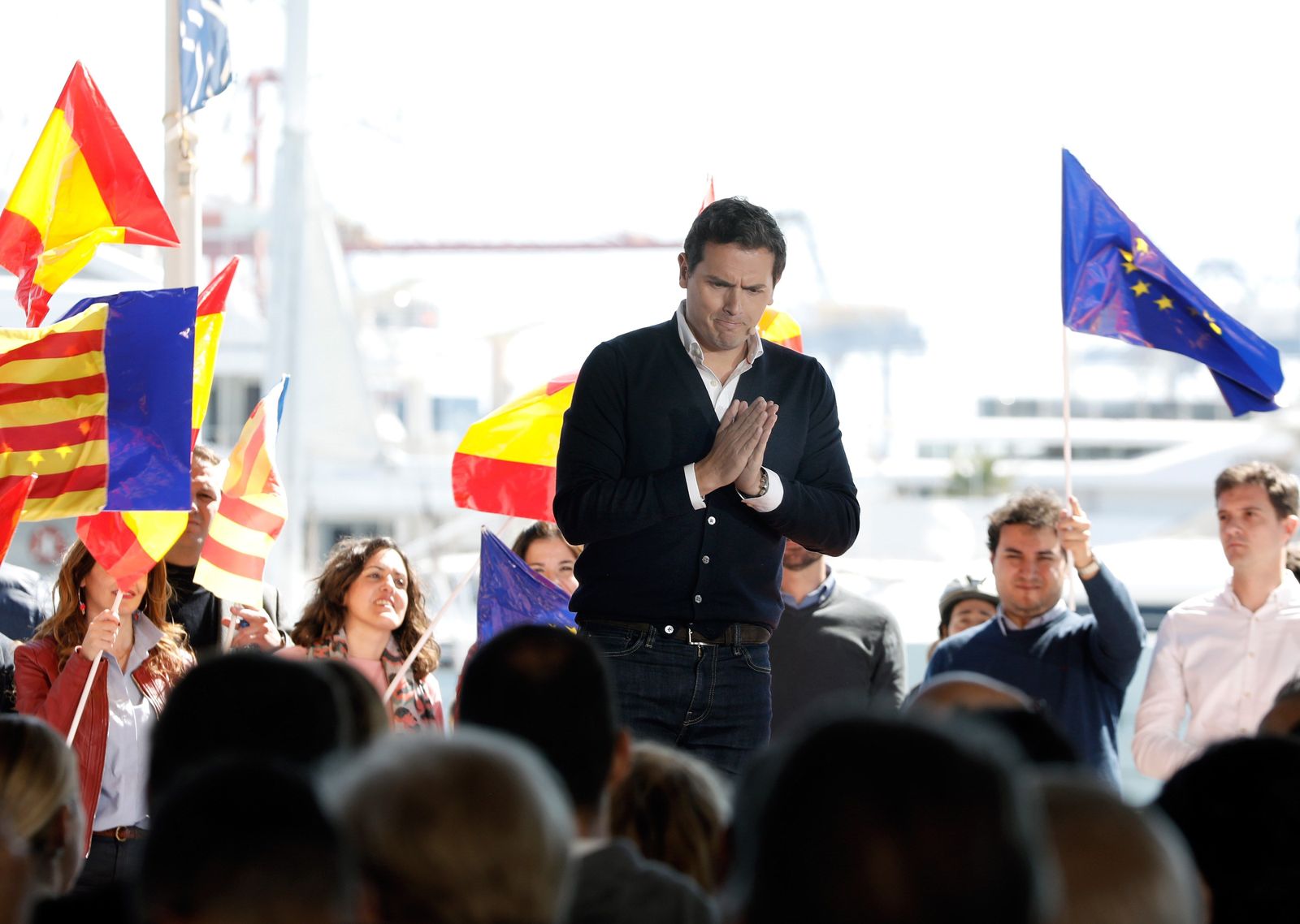 Rivera alaba el "ejemplo" que dio la sociedad española frente al "ridículo" del Gobierno