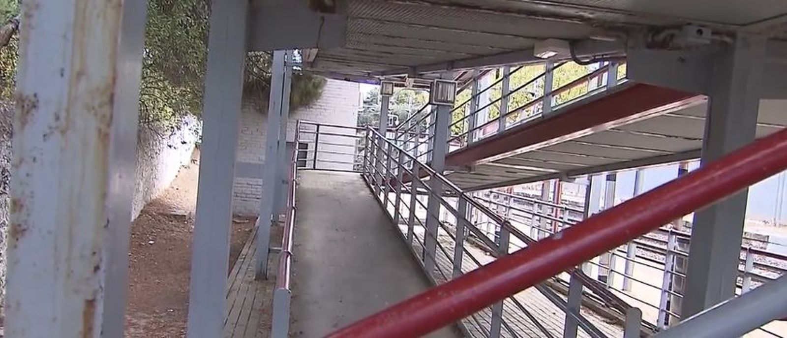 Paso elevado sobre las vías en la estación de Galapagar-La Navata