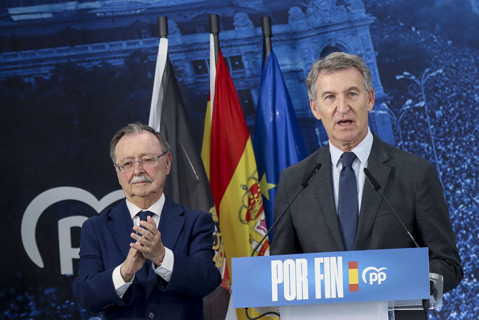 El presidente del Partido Popular, Alberto Núñez Feijóo (d), y el presidente de la Ciudad Autónoma de Ceuta, Juan Jesús Vivas