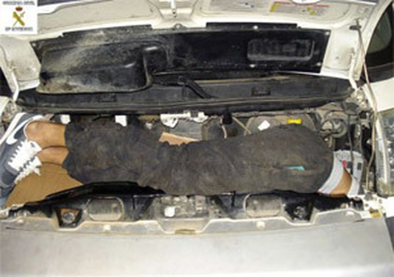 Un inmigrante incrustado en el motor de una furgoneta