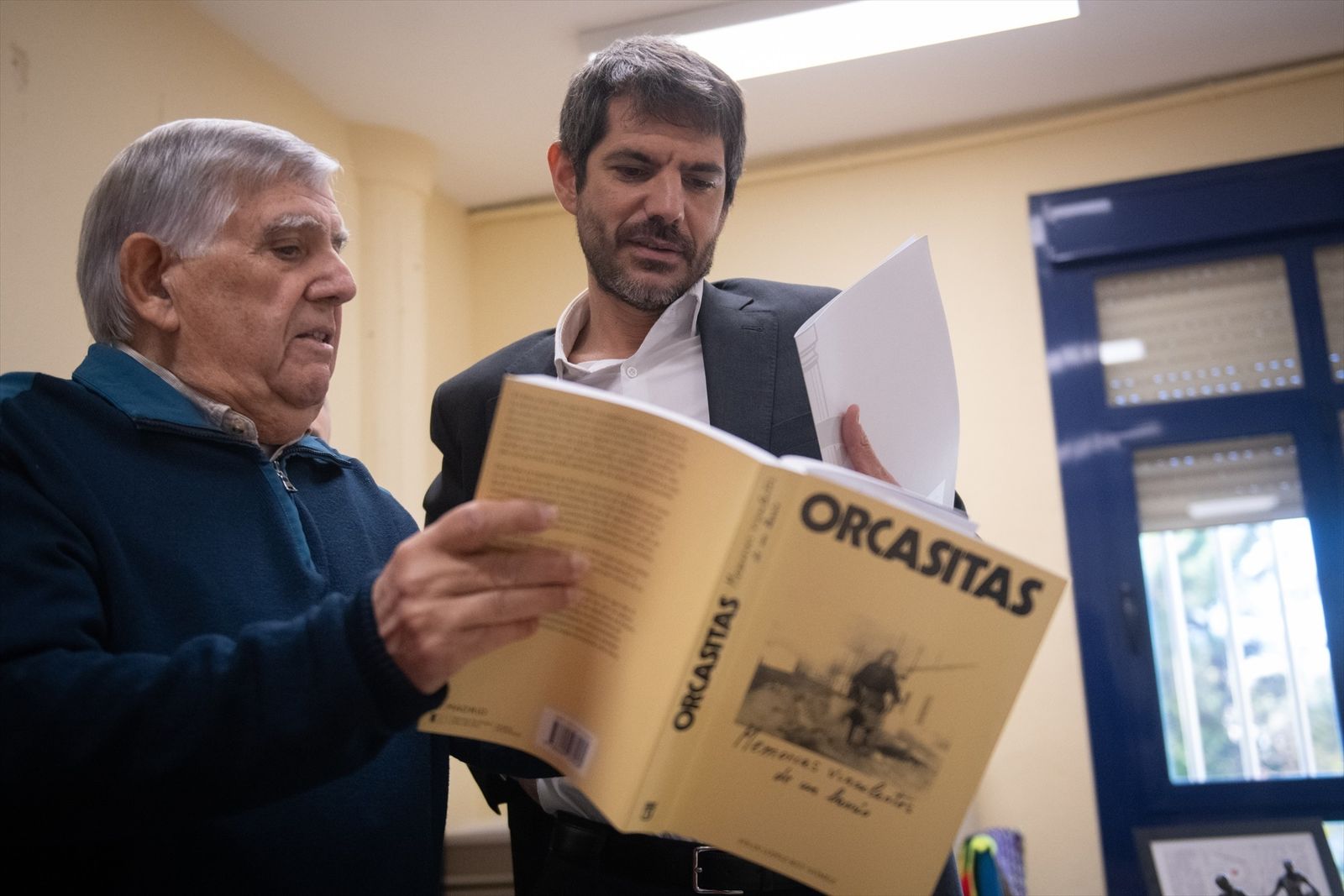 Ernest Urtasun y Félix López-Rey durante la visita a la Asociación Vecinal de Orcasitas