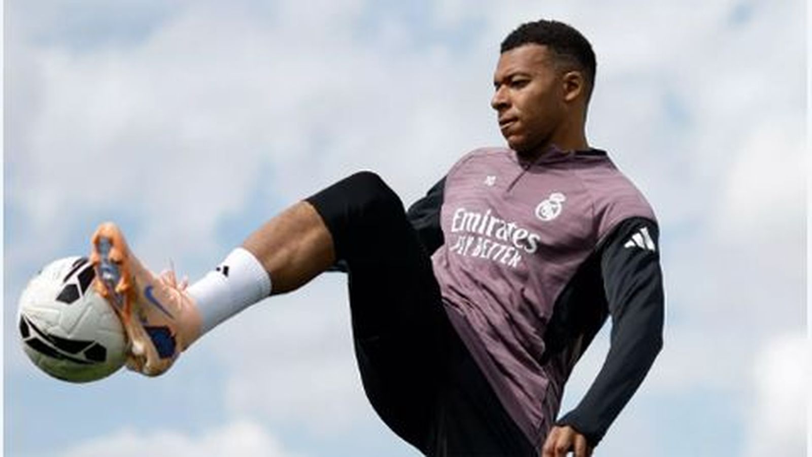 Mbappé trabaja parte del entrenamiento con el grupo y apunta al clásico