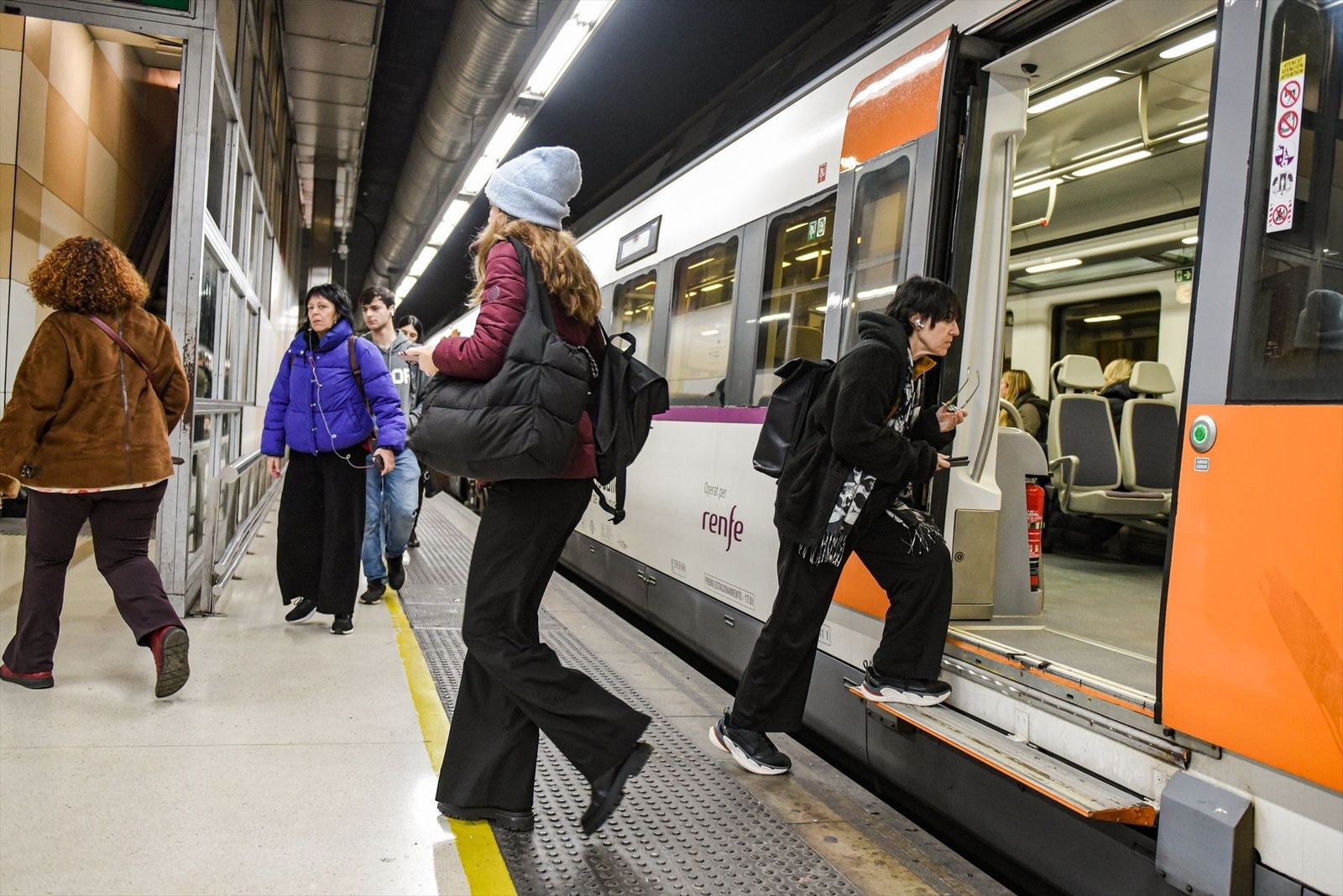 Se reanuda el servicio de Rodalies en Cataluña entre retrasos, menos viajeros y un emotivo homenaje en Sants