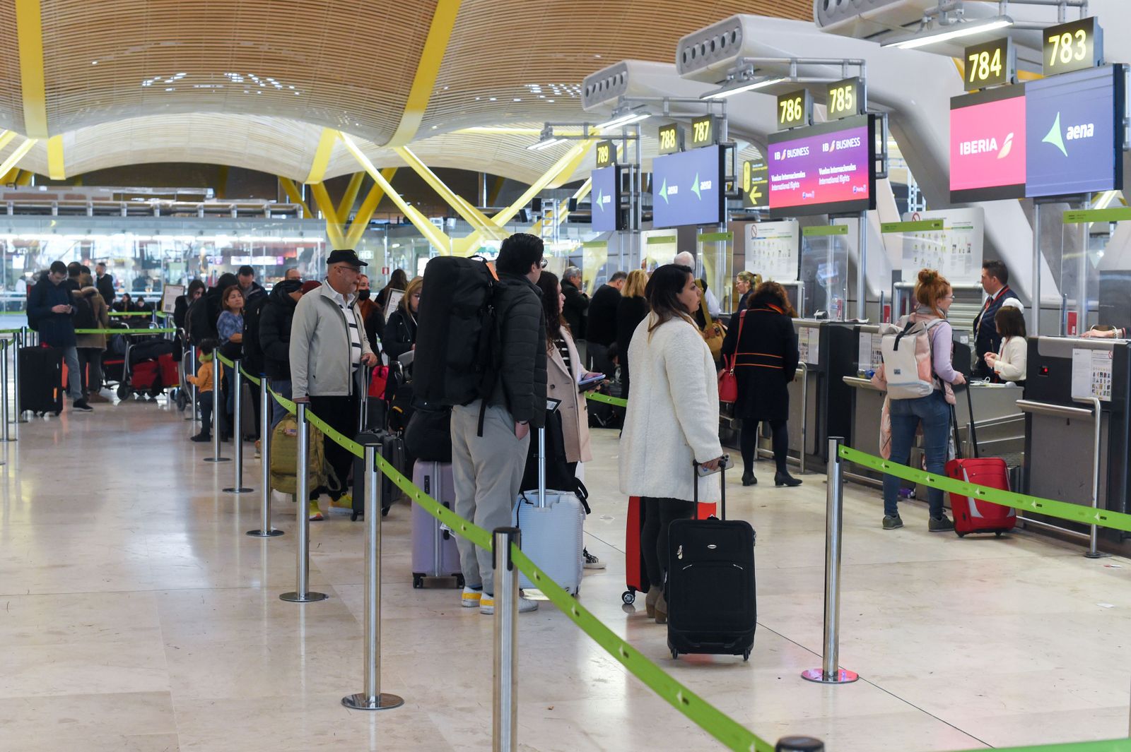 Las aerolíneas alertan de los retrasos y las colas de Barajas: "Y aún no estamos en temporada alta"