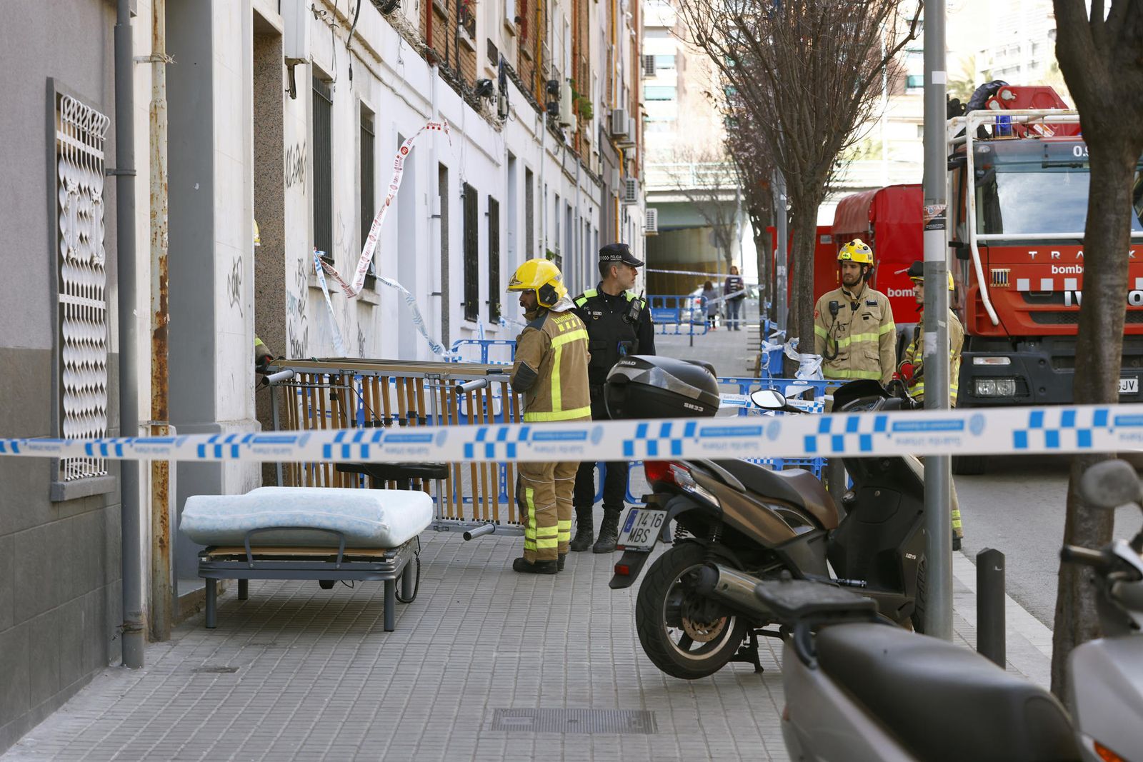 Desalojo de los vecinos de la finca número 5 de la calle Canigó de Badalona